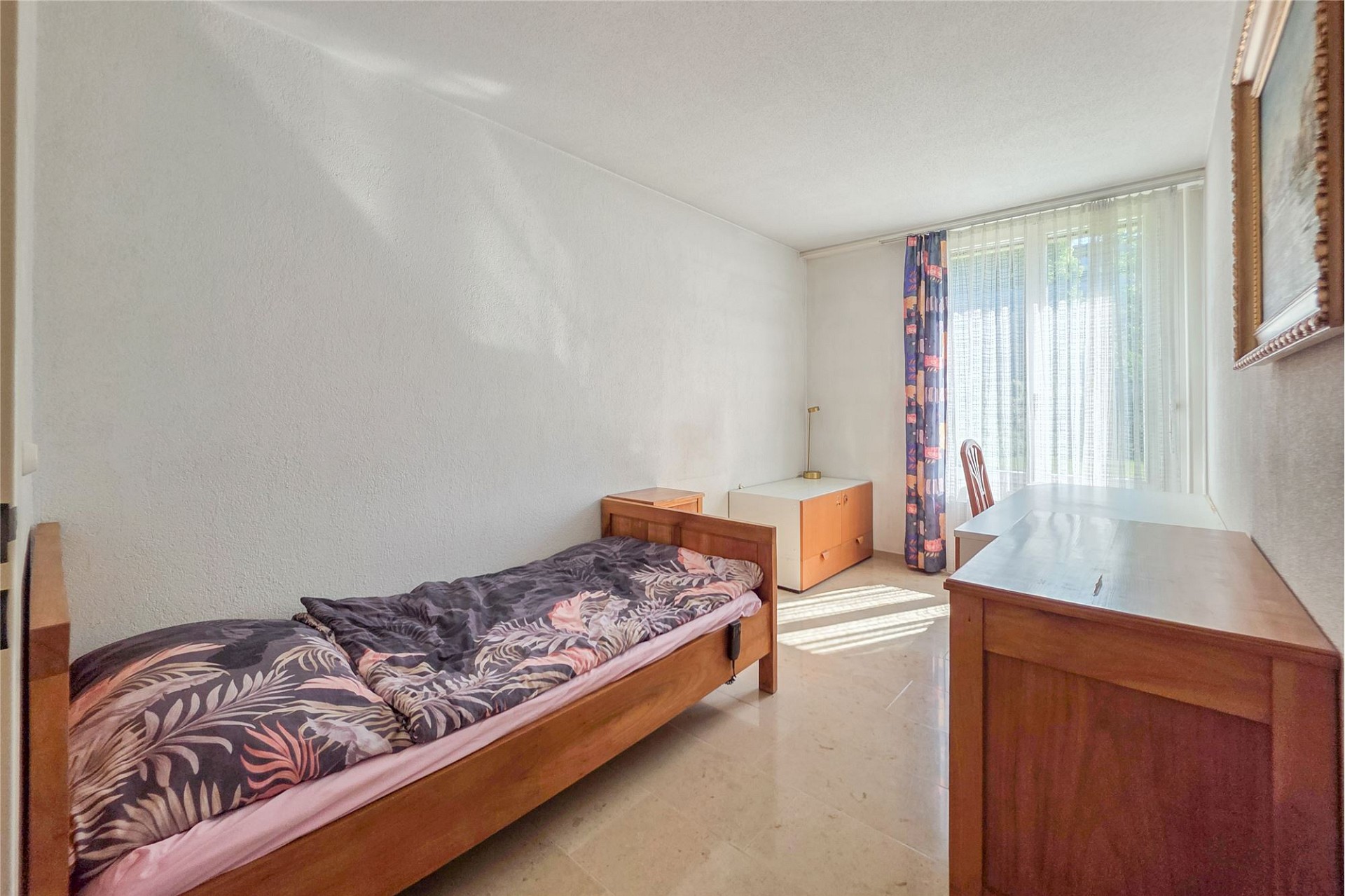 Helles Schlafzimmer mit Einzelbett und Tageslicht