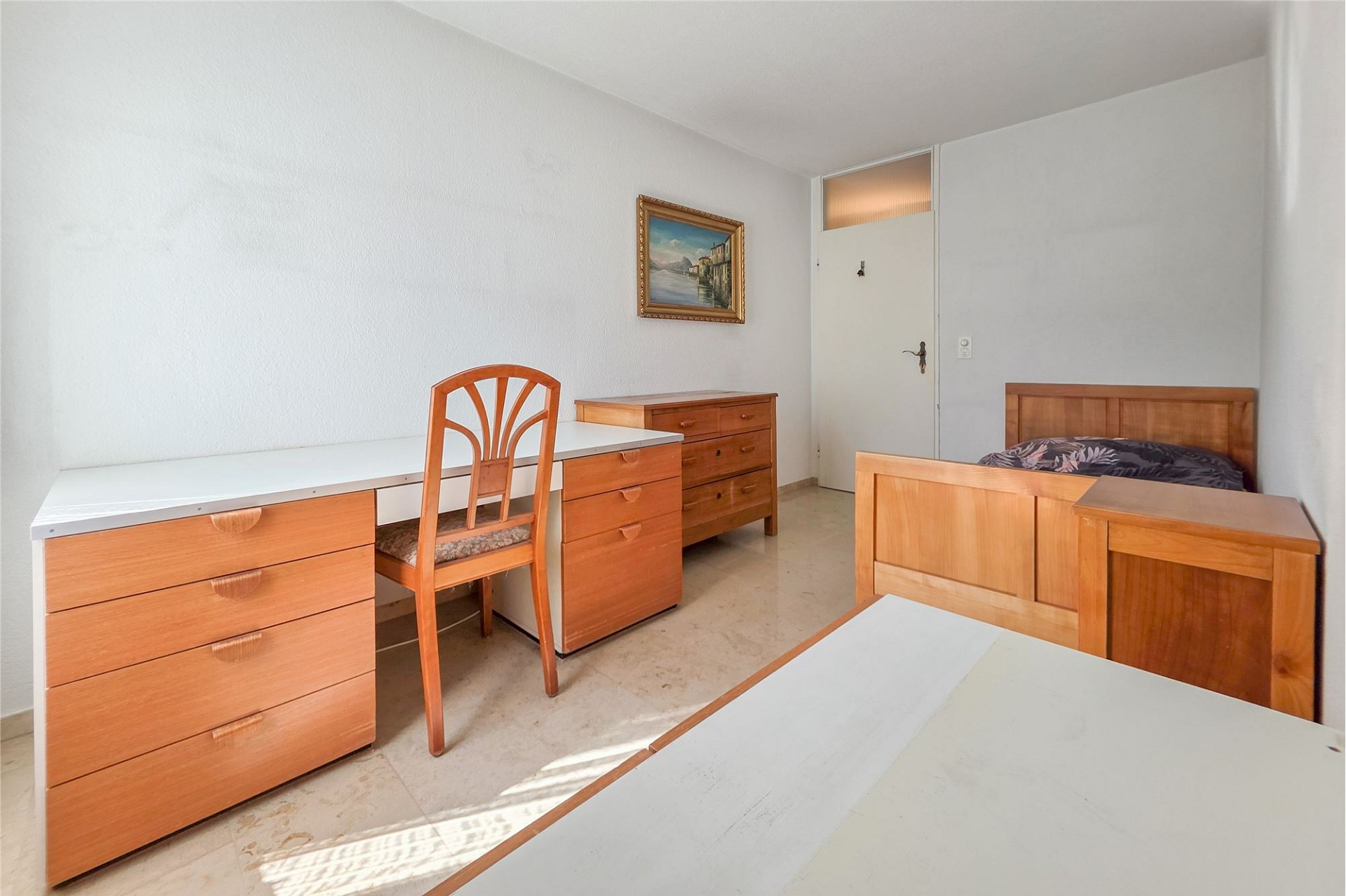 Schlichtes Schlafzimmer mit Möbeln