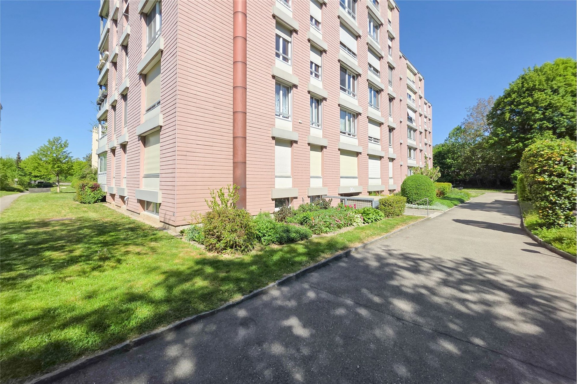 Wohngebäude mit gepflegter Außenanlage