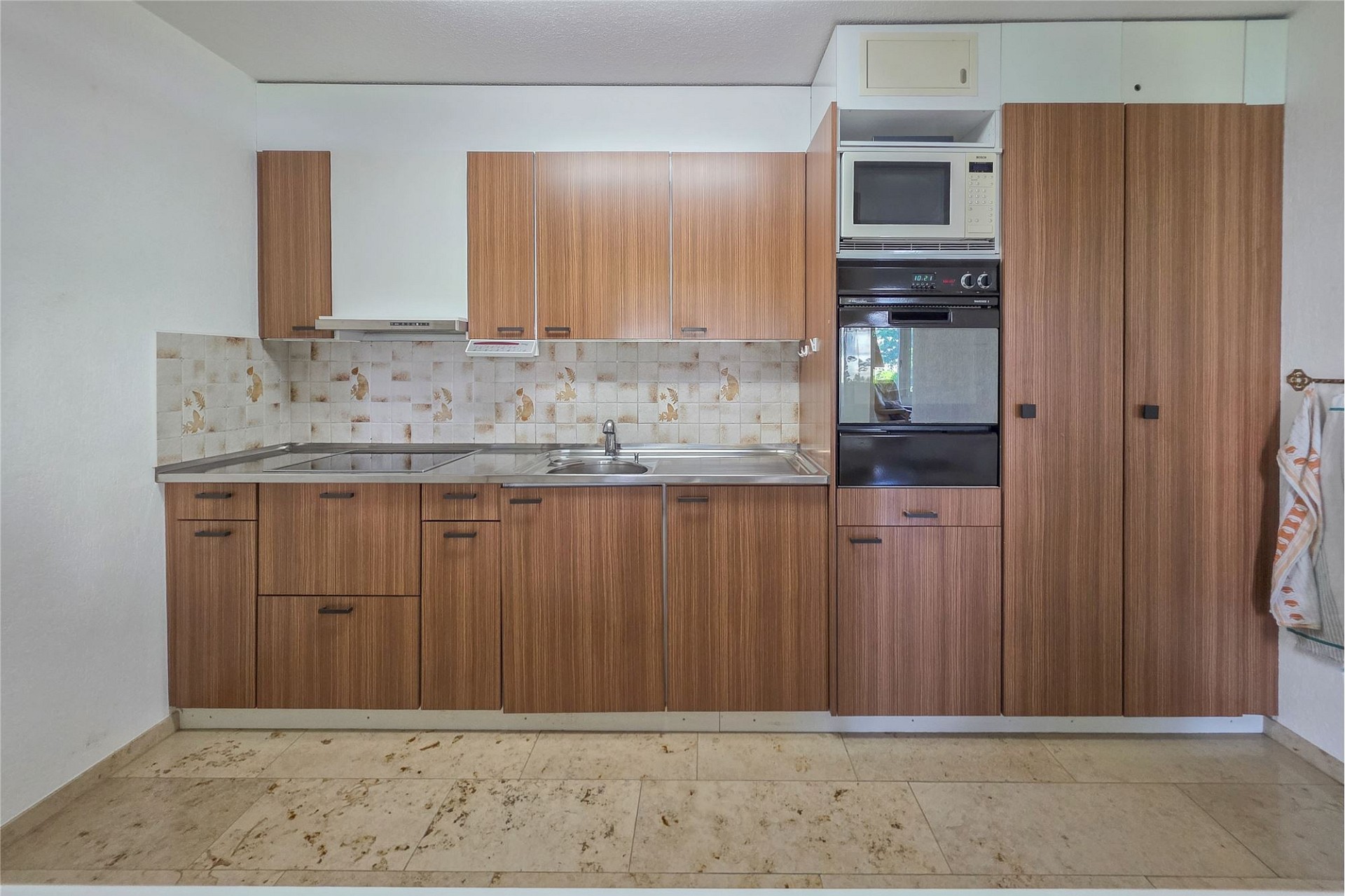 Küche mit Holzfronten und integrierten Geräten