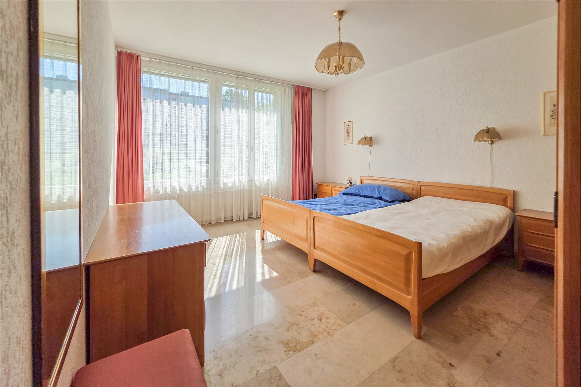 Schlichtes Schlafzimmer mit Tageslicht