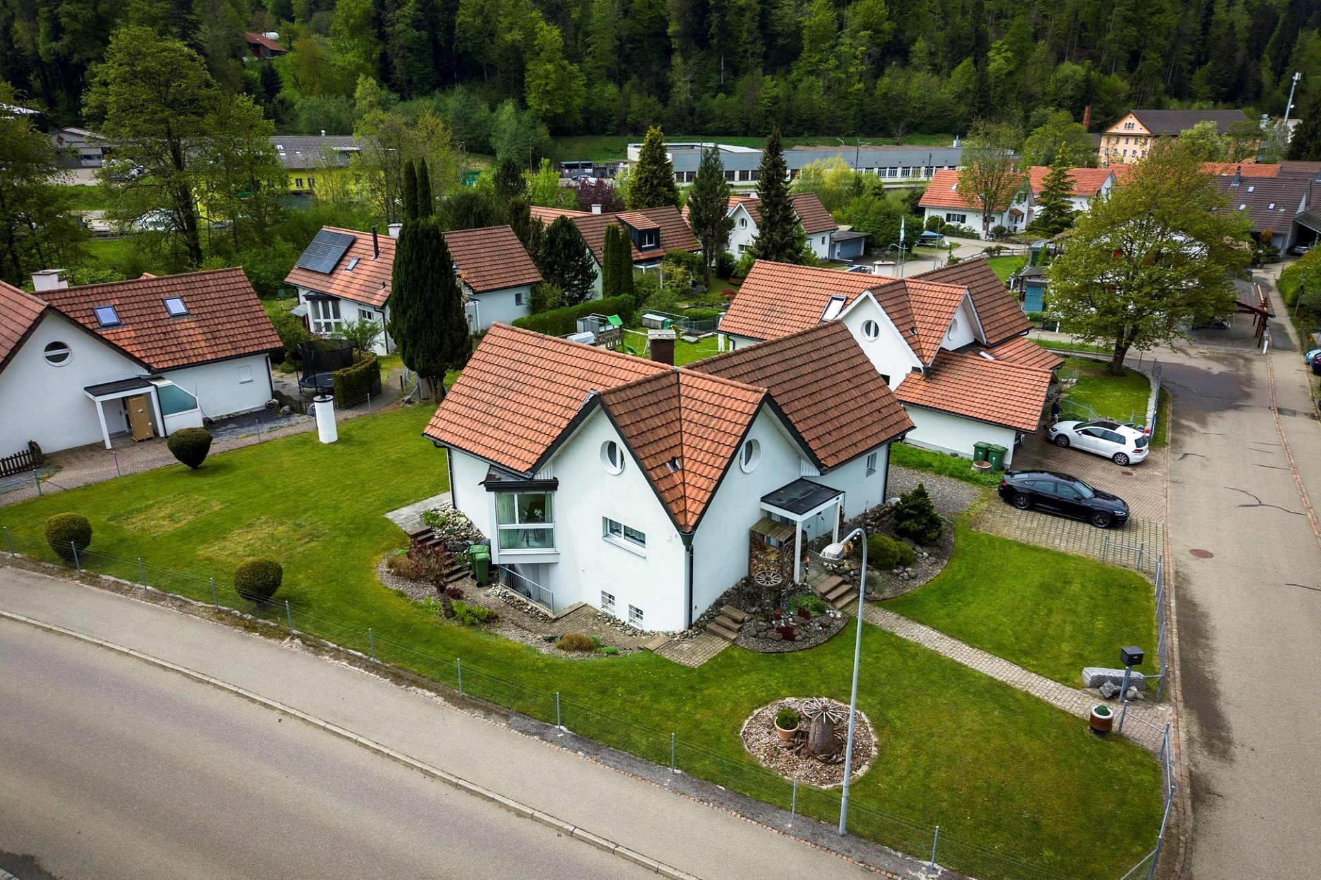 Luftaufnahme eines Wohngebiets mit Einfamilienhäusern