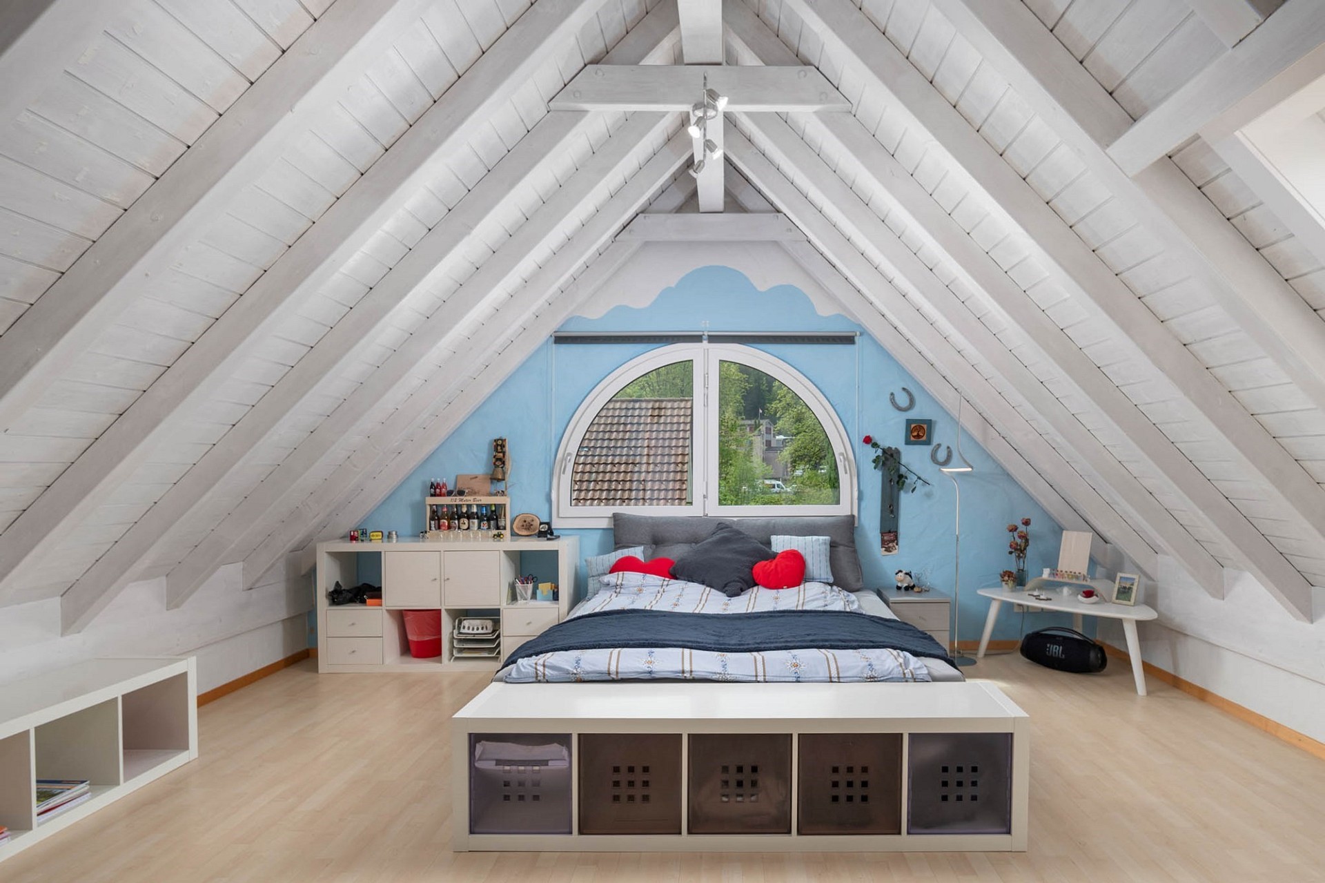 Dachgeschoss-Schlafzimmer mit großem Rundfenster