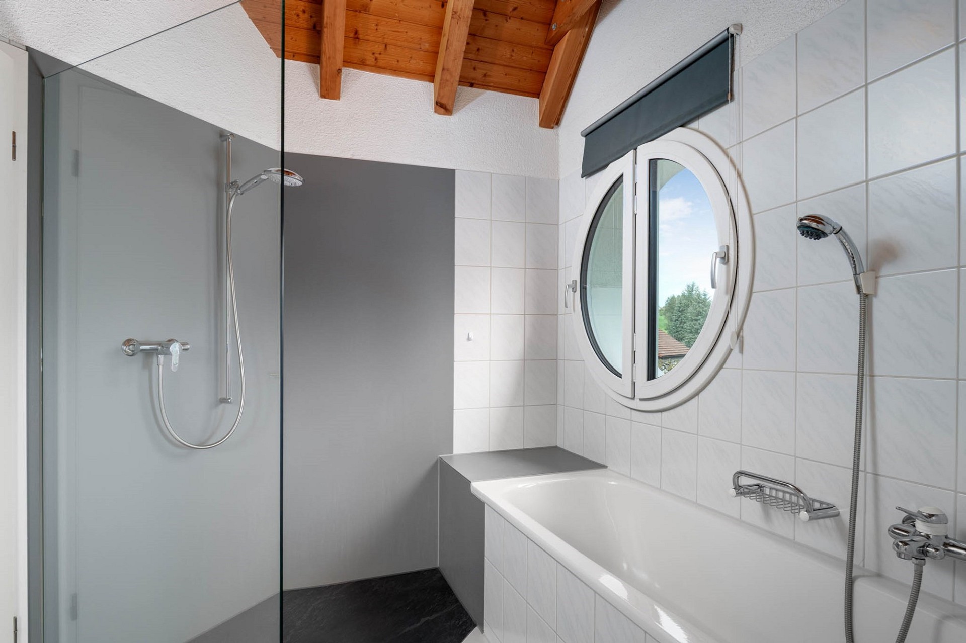 Modernes Badezimmer mit Badewanne und Dusche