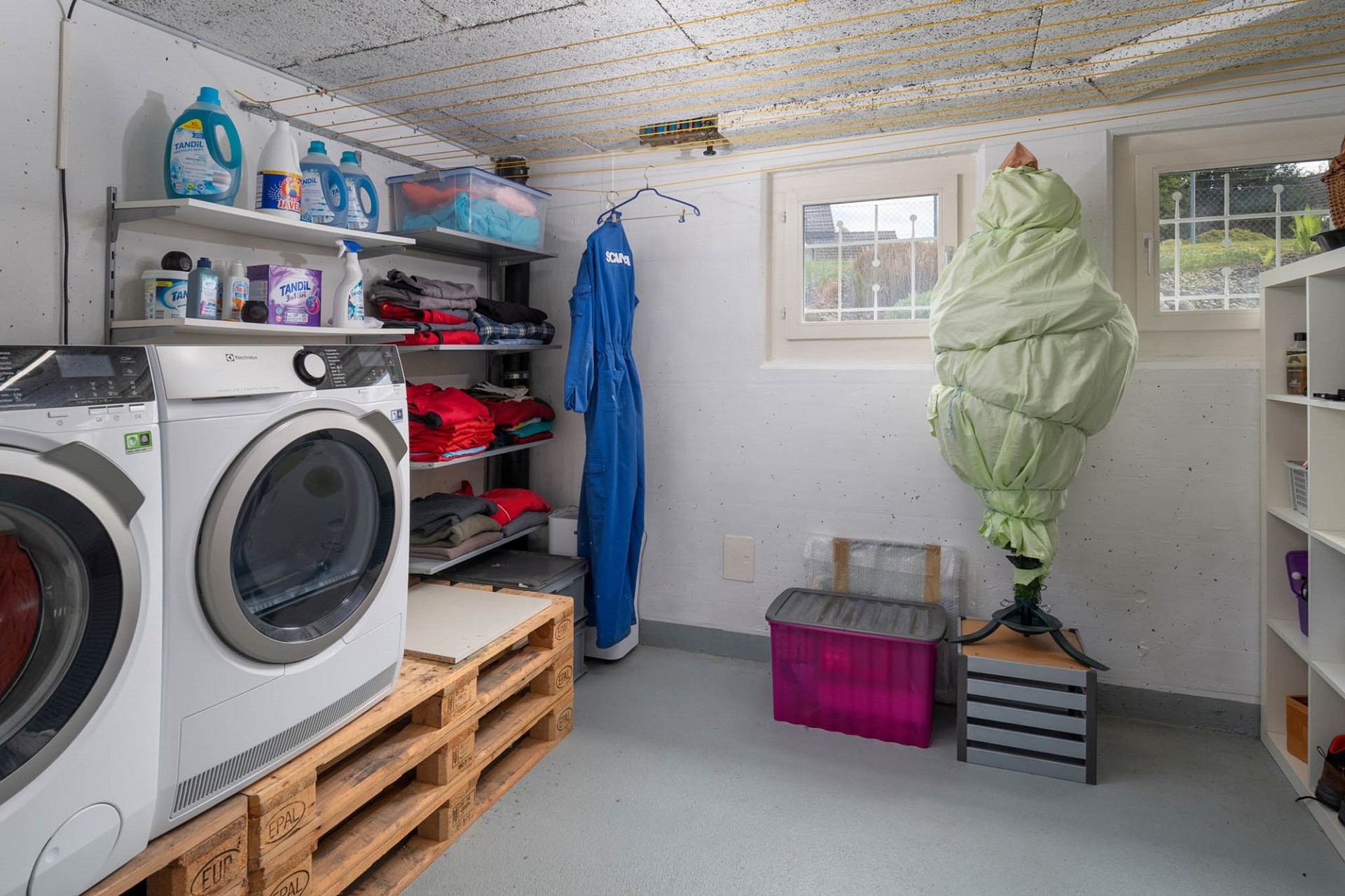 Hauswirtschaftsraum mit Waschmaschine und Trockner