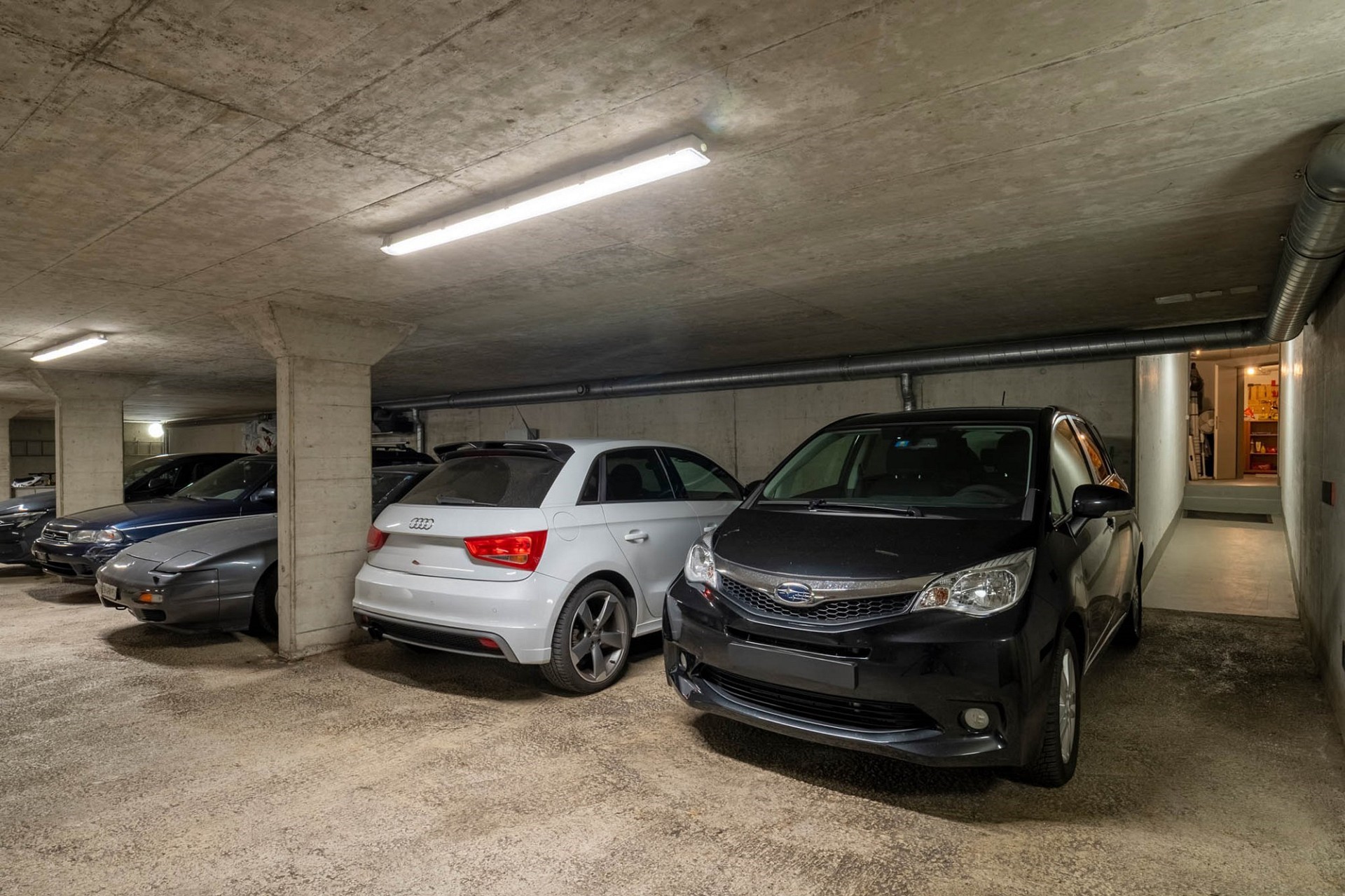 Tiefgarage mit mehreren geparkten Autos