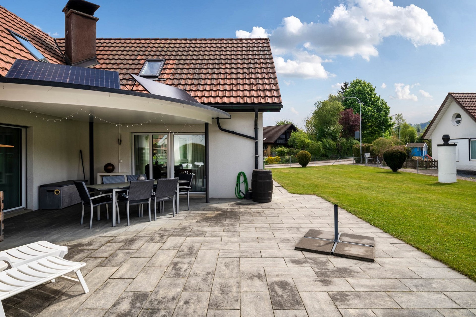 Terrasse und Garten eines Einfamilienhauses