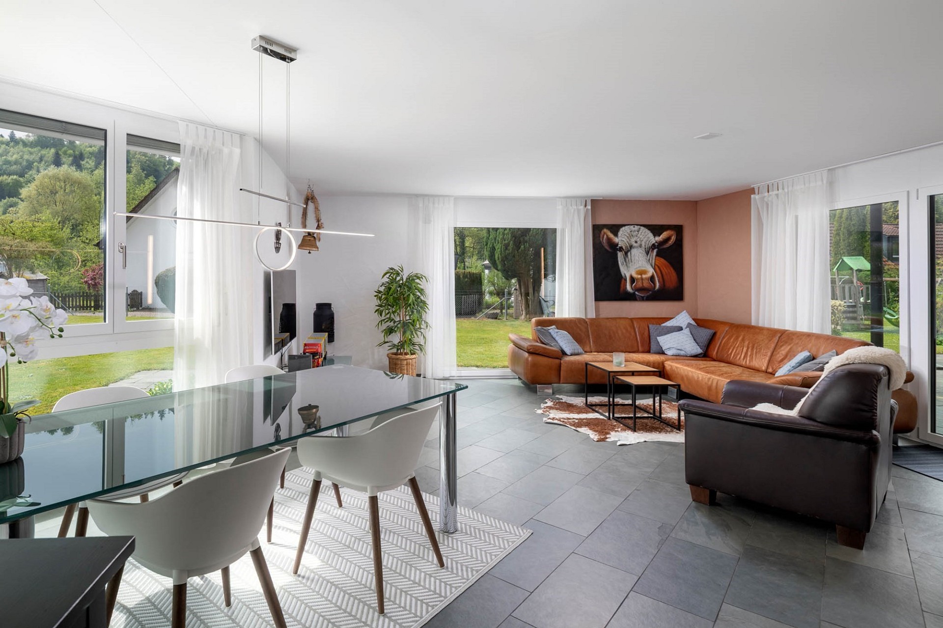 Helles Wohn-Esszimmer mit Gartenblick