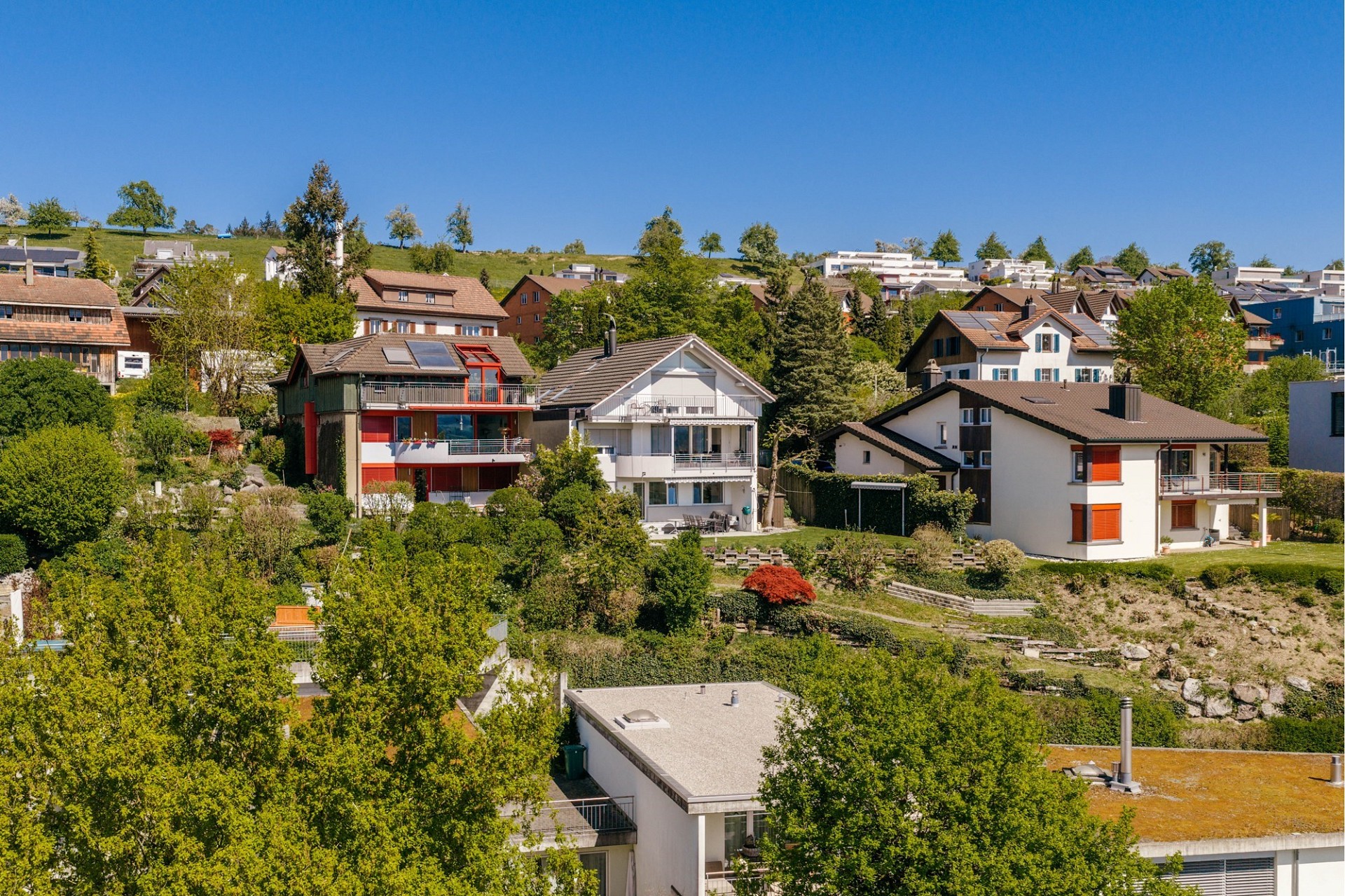 Wohnviertel am Hang mit Einfamilienhäusern