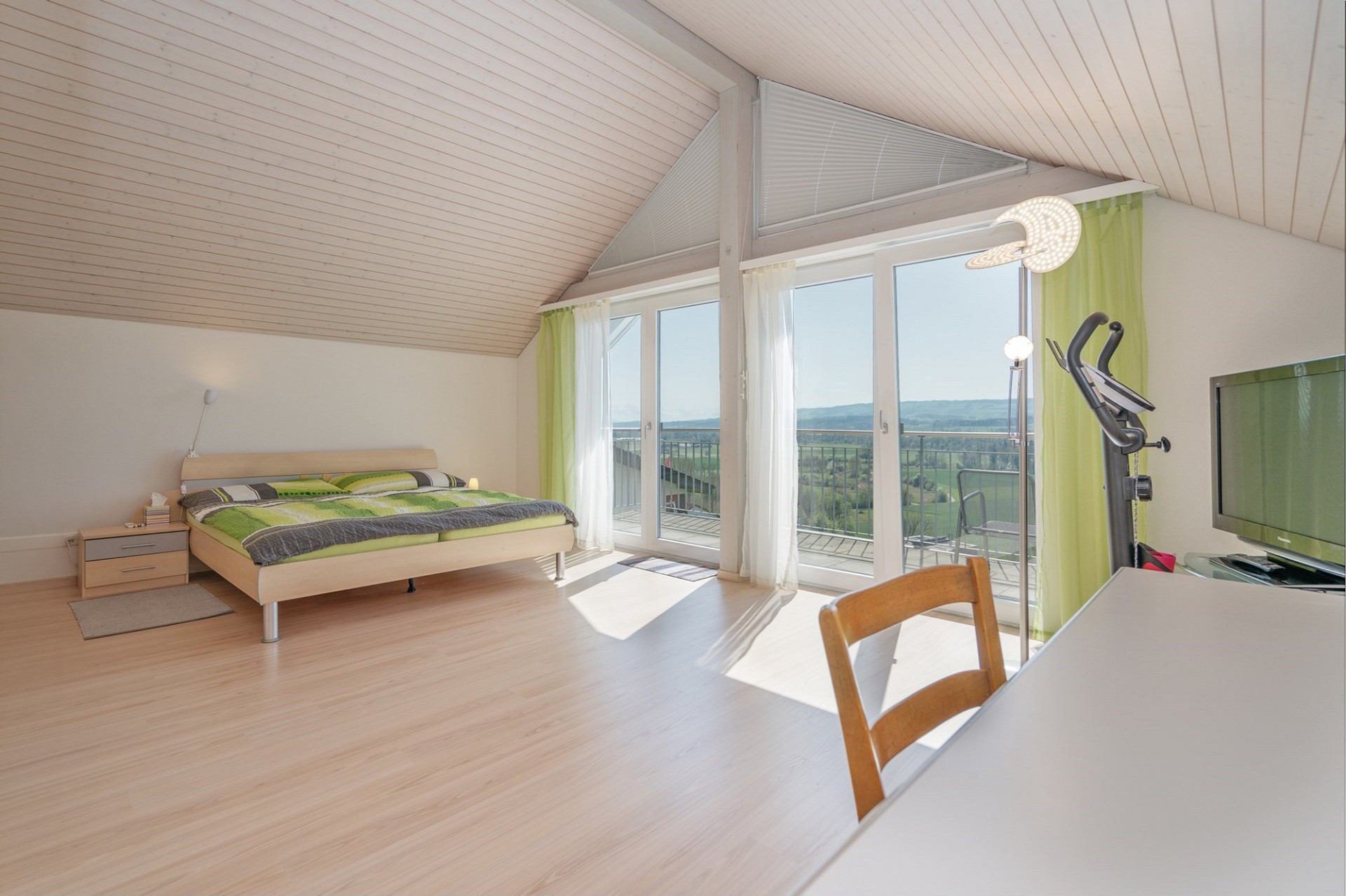 Dachzimmer mit Balkonblick