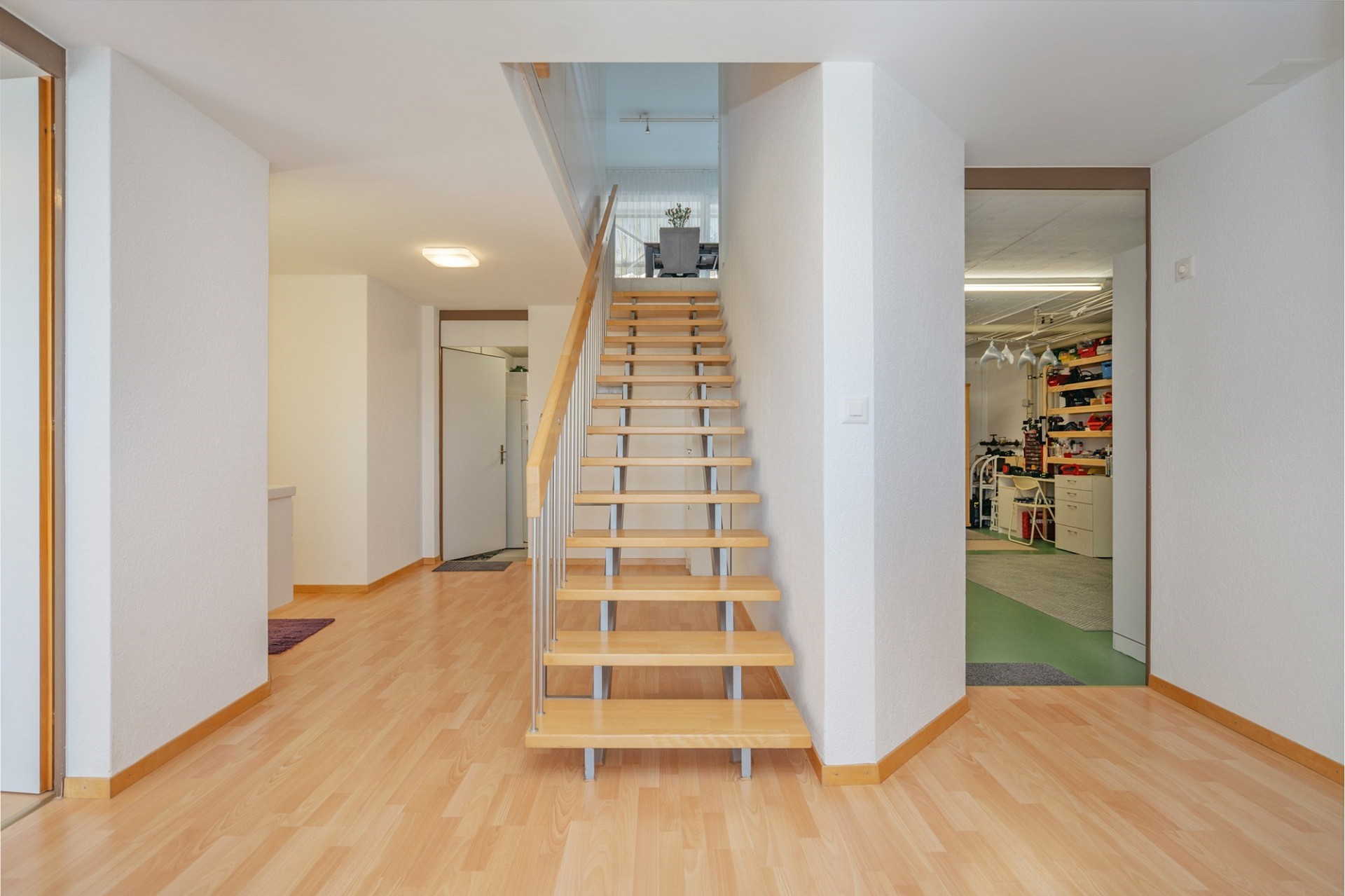 Heller Flur mit offener Treppe