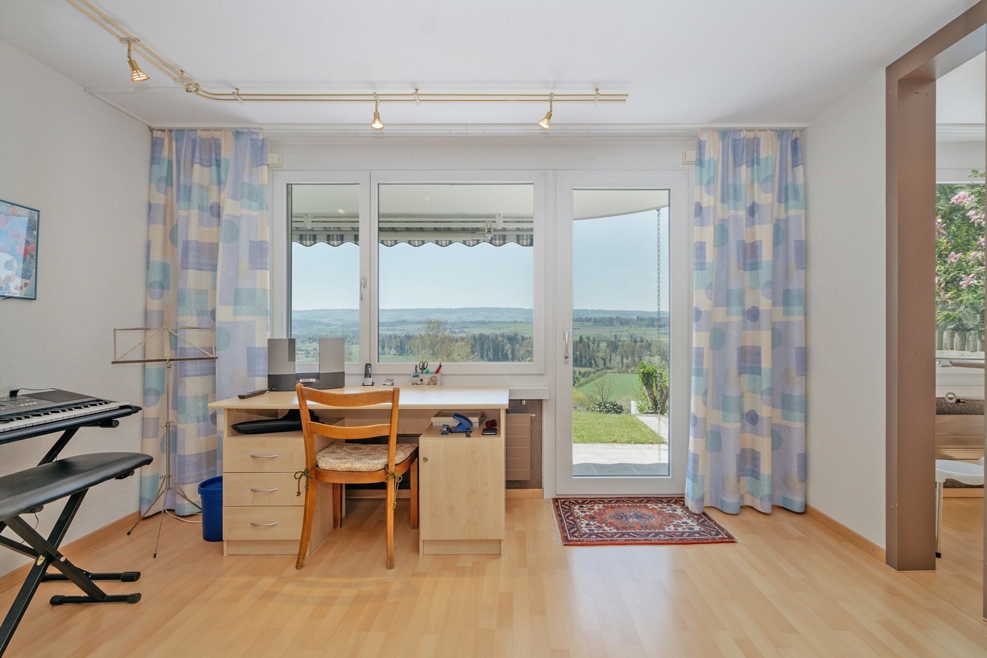 Helles Arbeitszimmer mit Aussicht