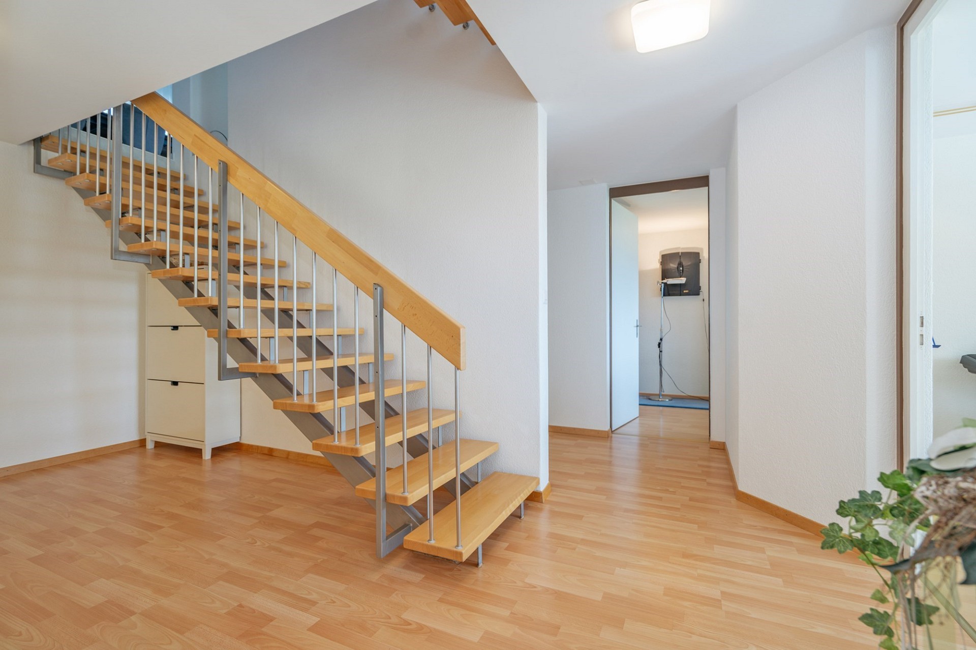 Heller Wohnbereich mit Treppe