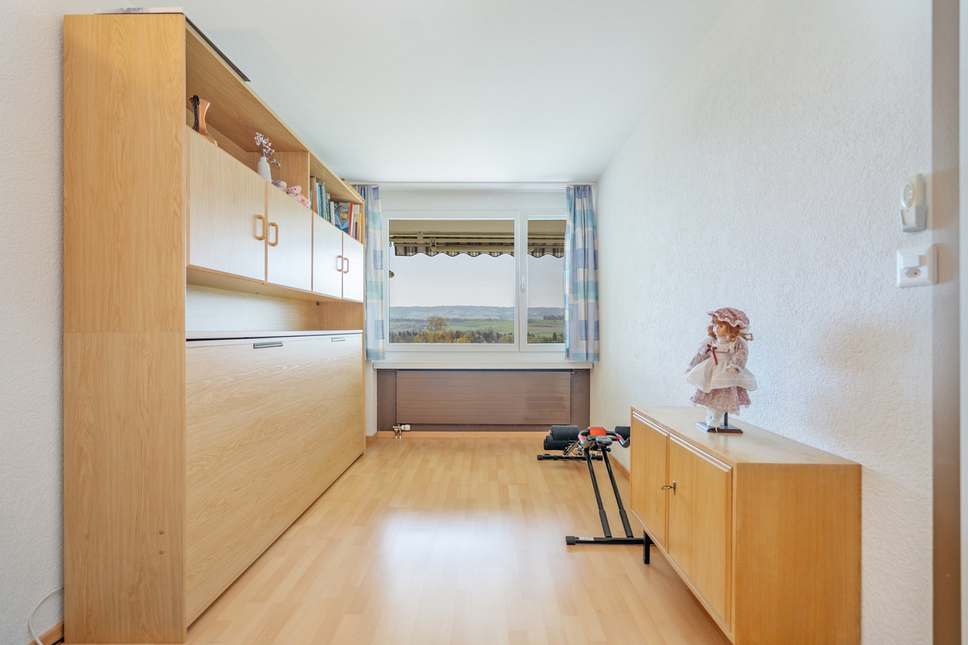 Helles Dachzimmer mit Blick ins Grüne