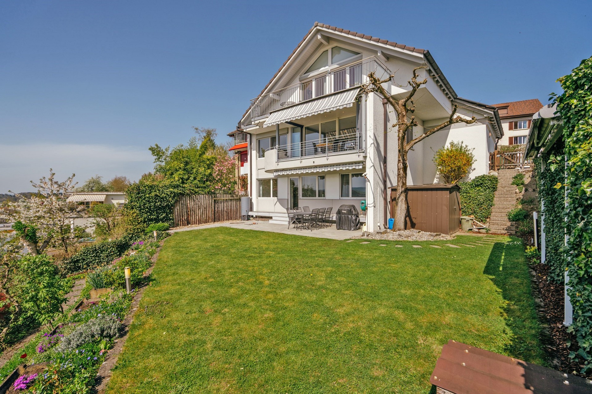 Gepflegtes Einfamilienhaus mit Garten und Balkon