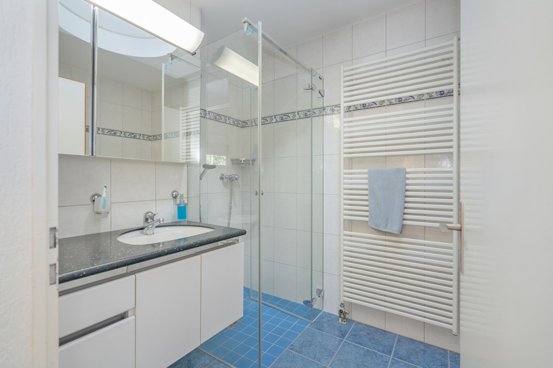 Helles Badezimmer mit Dusche und Waschtisch