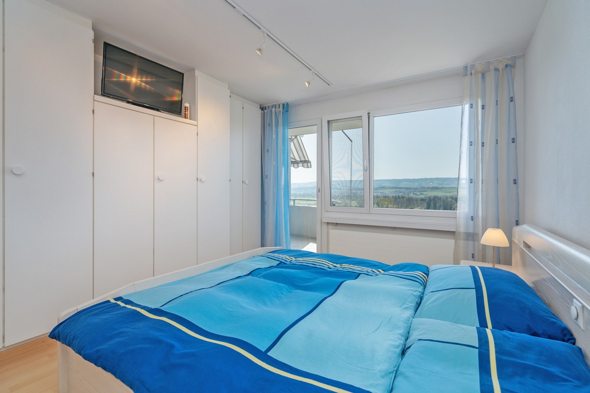 Helles Schlafzimmer mit Bergblick