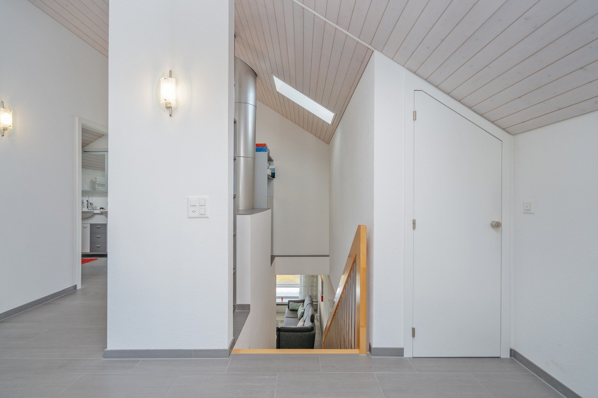 Heller Flur mit Treppe und Dachschrägen