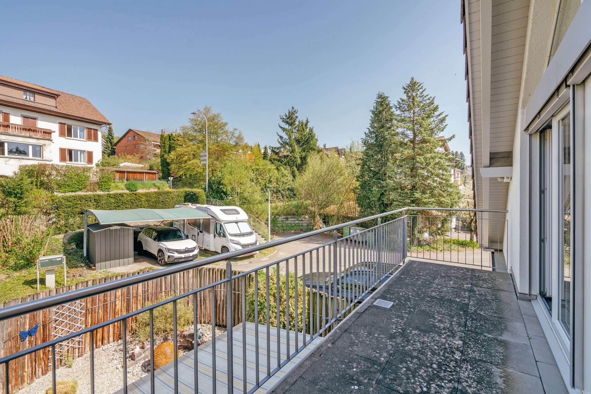 Balkon mit Blick ins Wohnumfeld