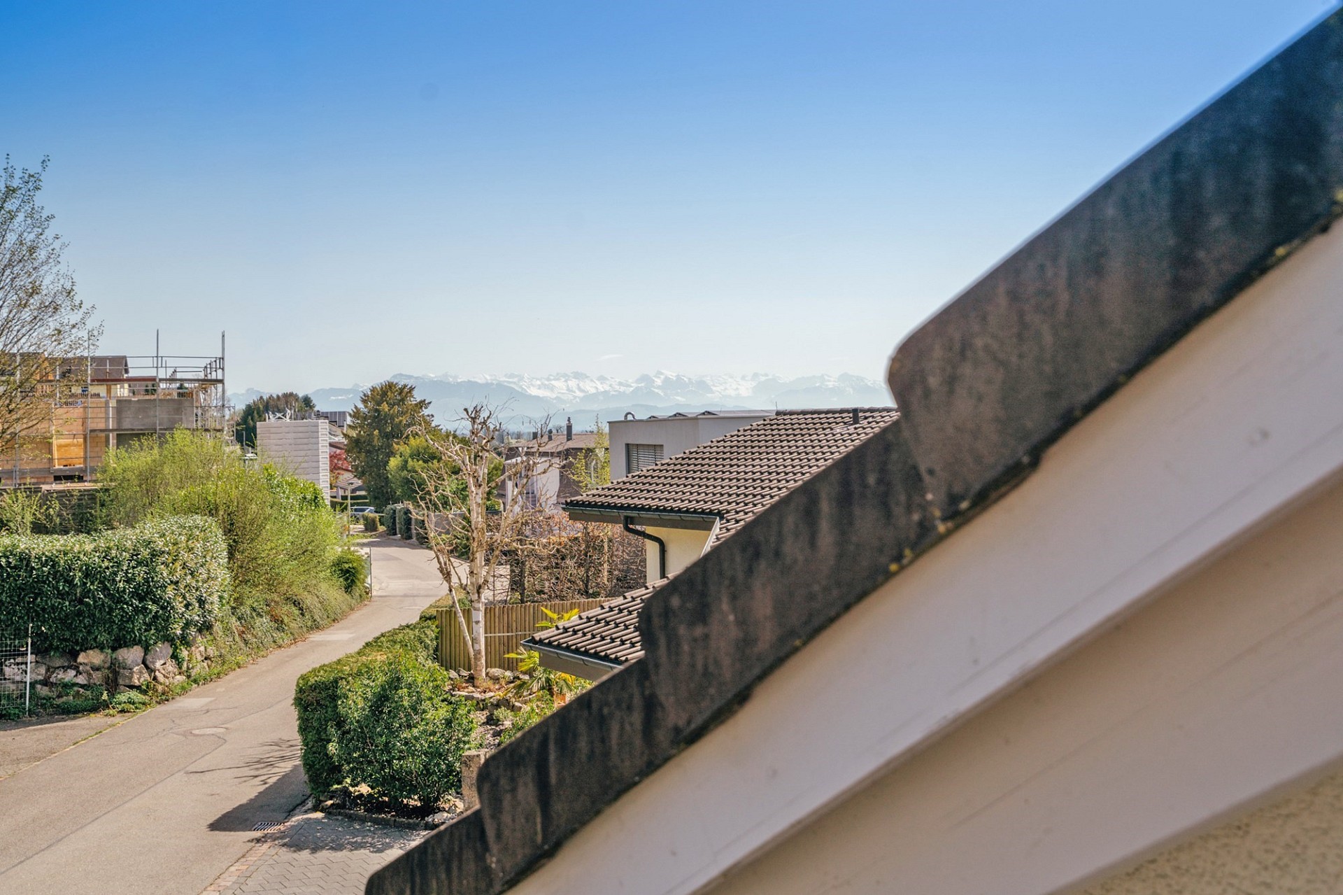 Blick über Wohnstraße mit Bergpanorama