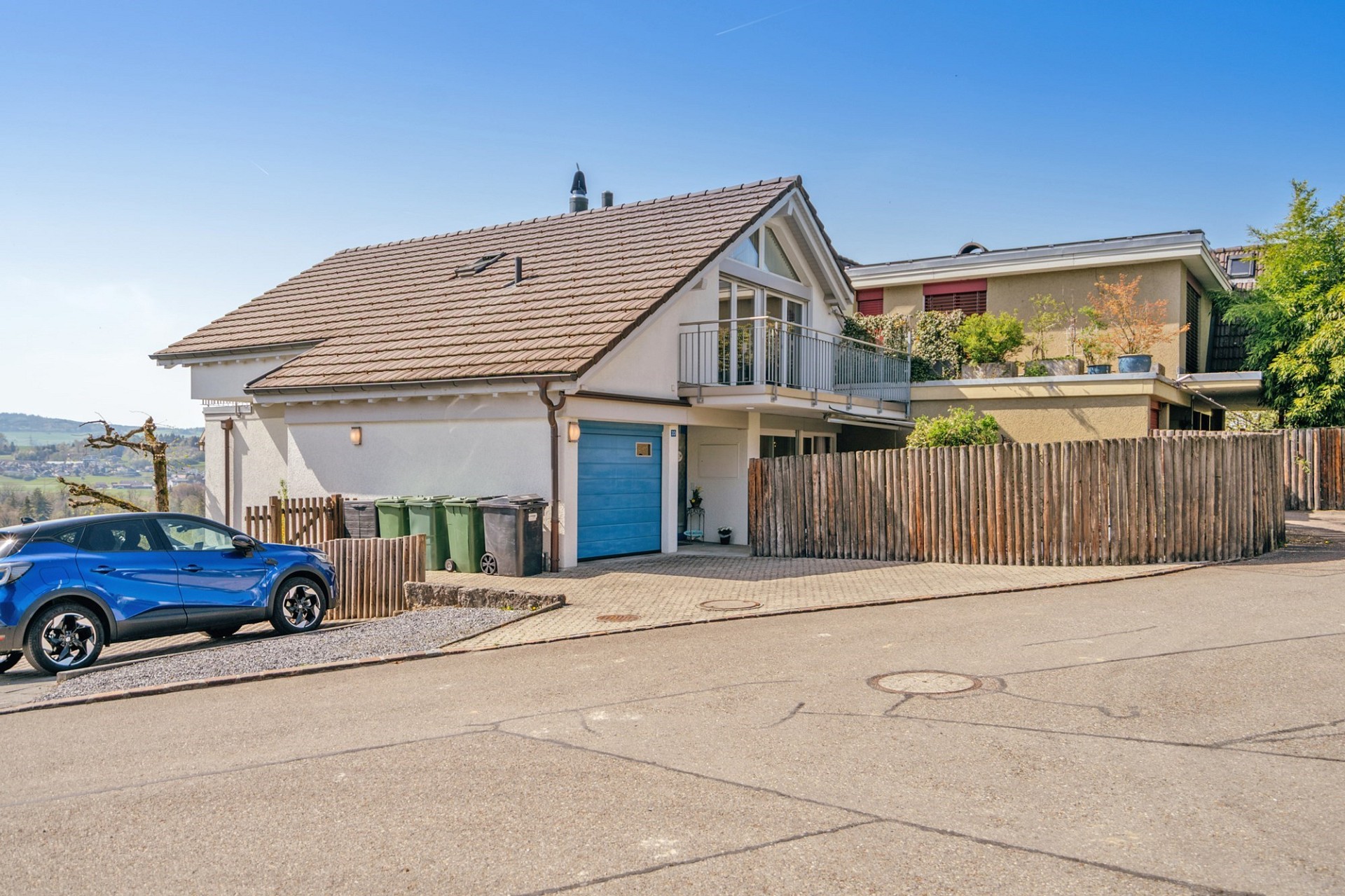 Helles Wohnhaus mit Garage und Balkon
