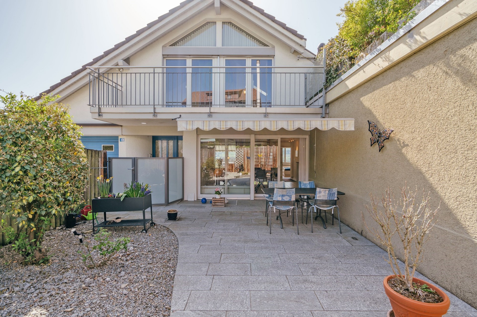 Terrasse vor einem Haus mit Balkon