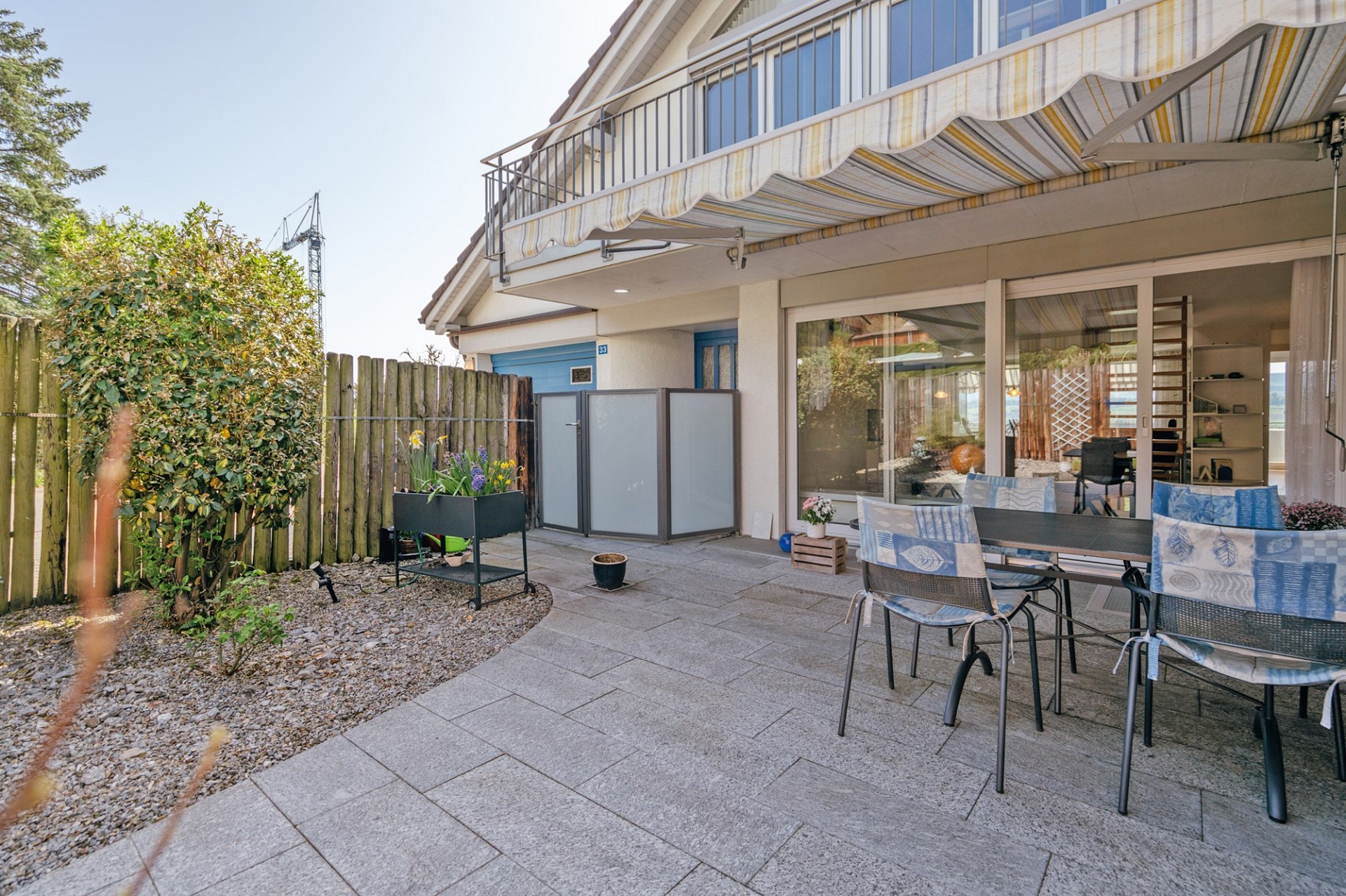 Überdachte Terrasse mit Sitzgruppe