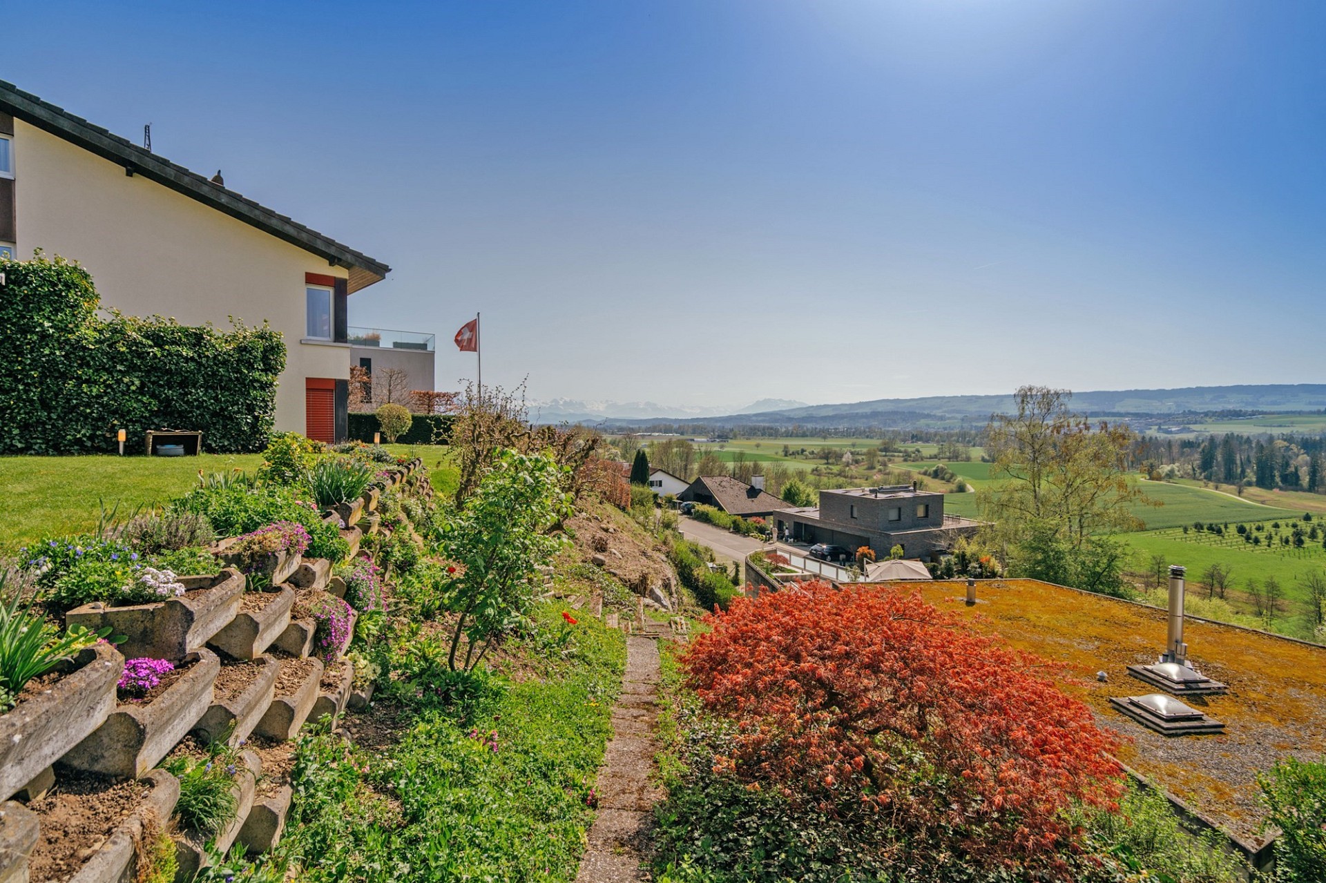 Hanglage mit Garten und Panoramablick