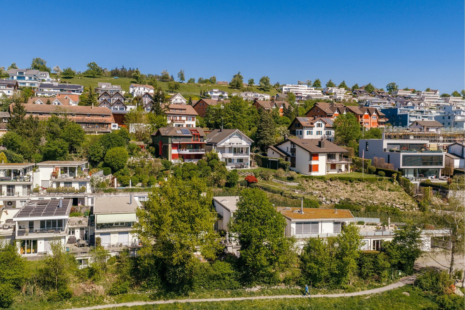 Hügelsiedlung mit Wohnhäusern