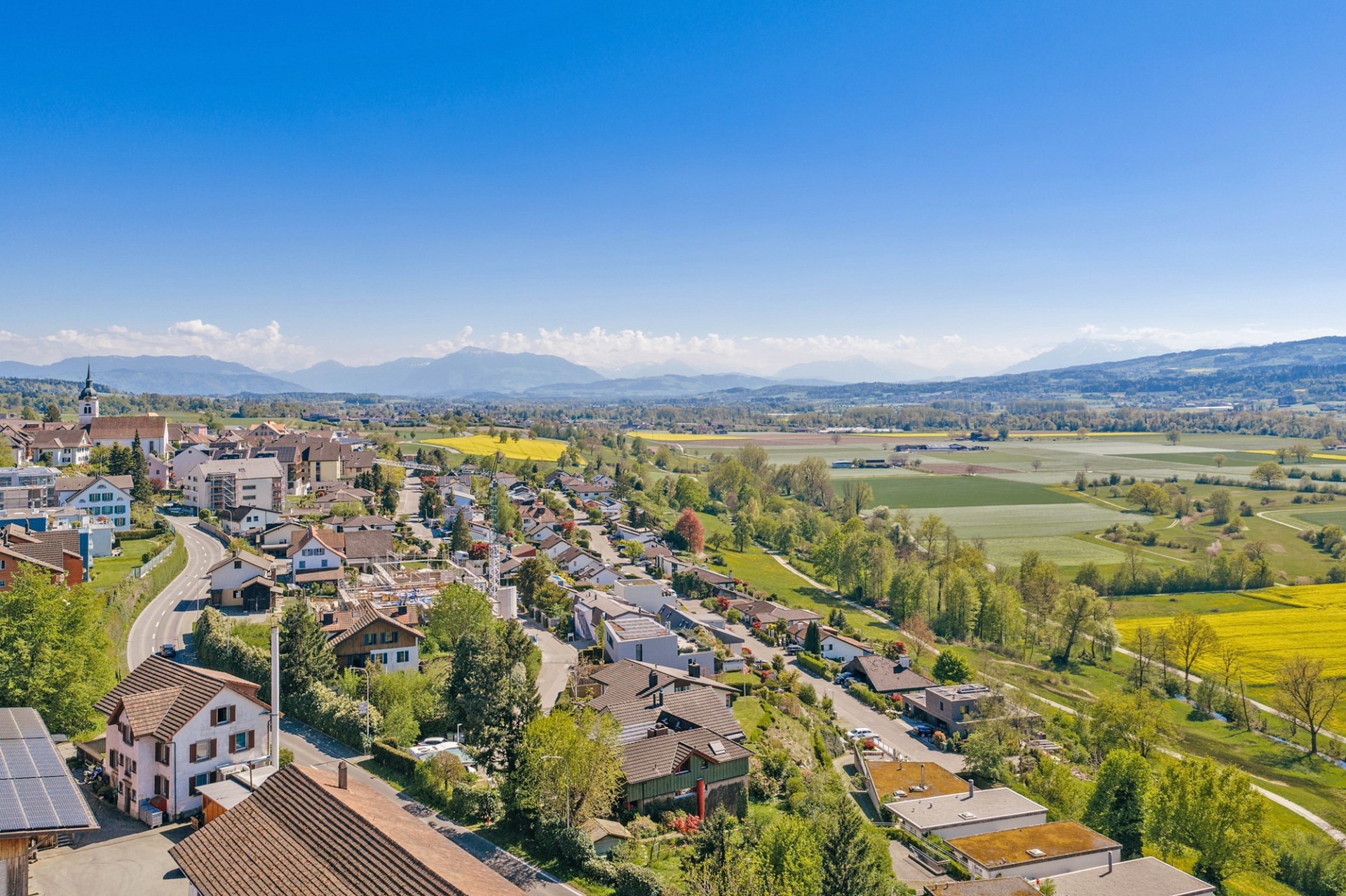 Luftaufnahme einer Wohnsiedlung mit Panoramablick