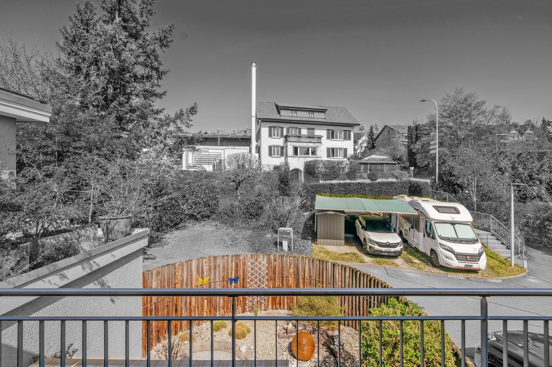 Außenansicht eines Wohnhauses mit Garten und Carport