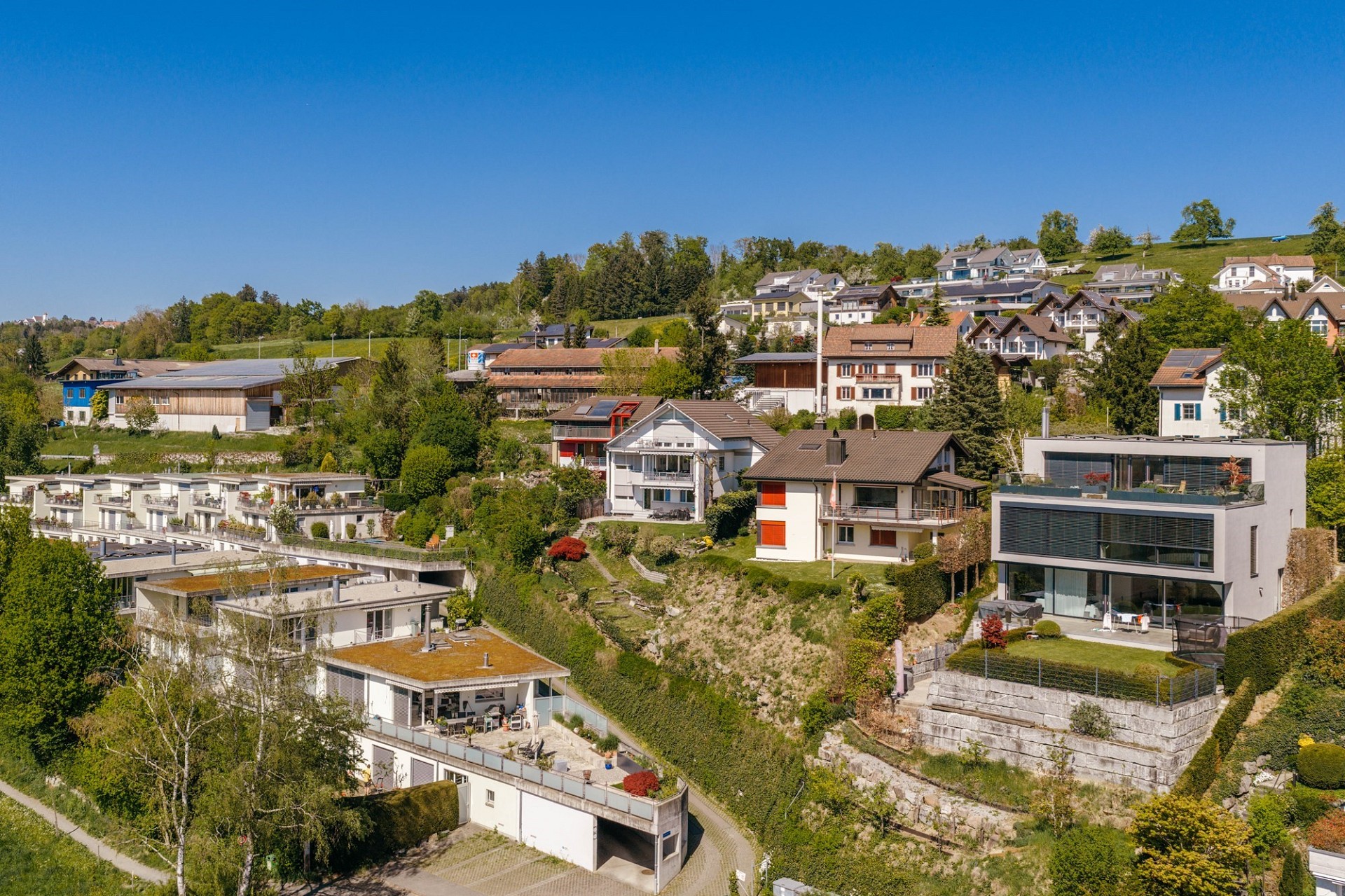 Hügelbebauung mit modernen Wohnhäusern