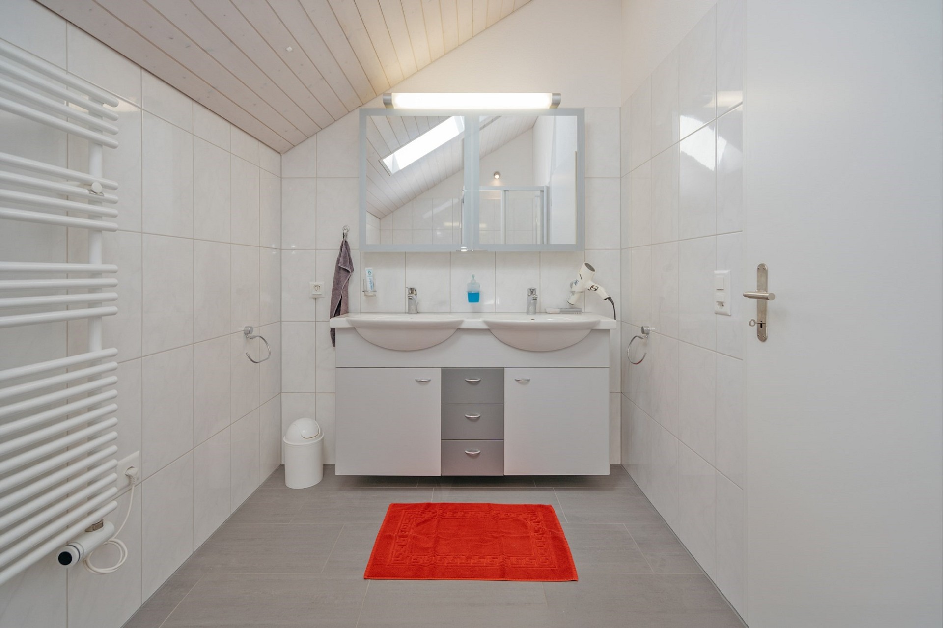 Helles Badezimmer mit Dachschräge