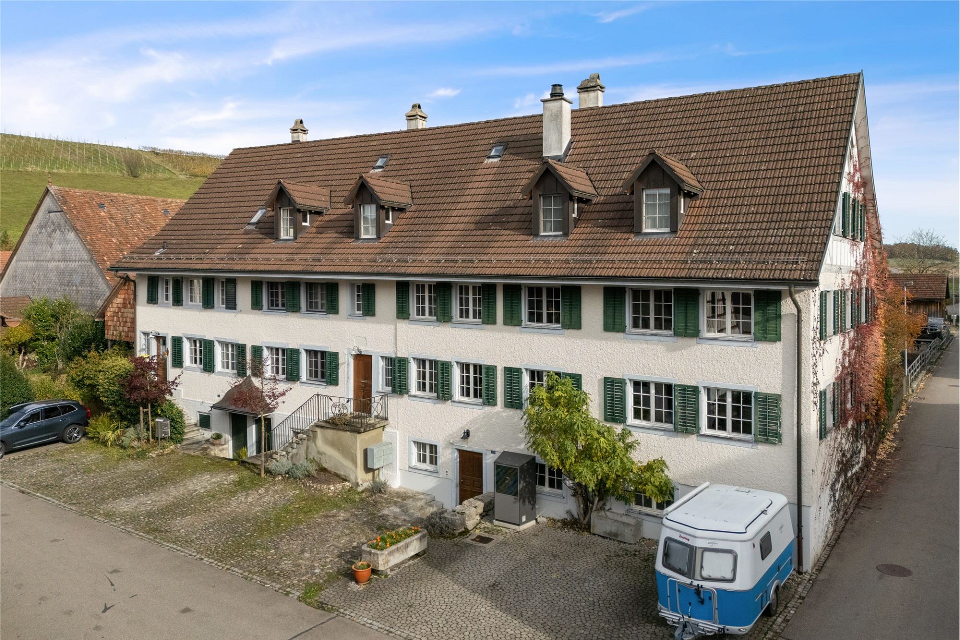 Historisches Wohnhaus mit großem Satteldach