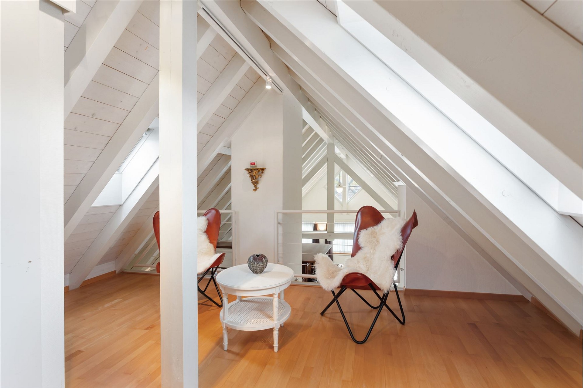 Dachgeschoss-Lounge mit Sesselgruppe