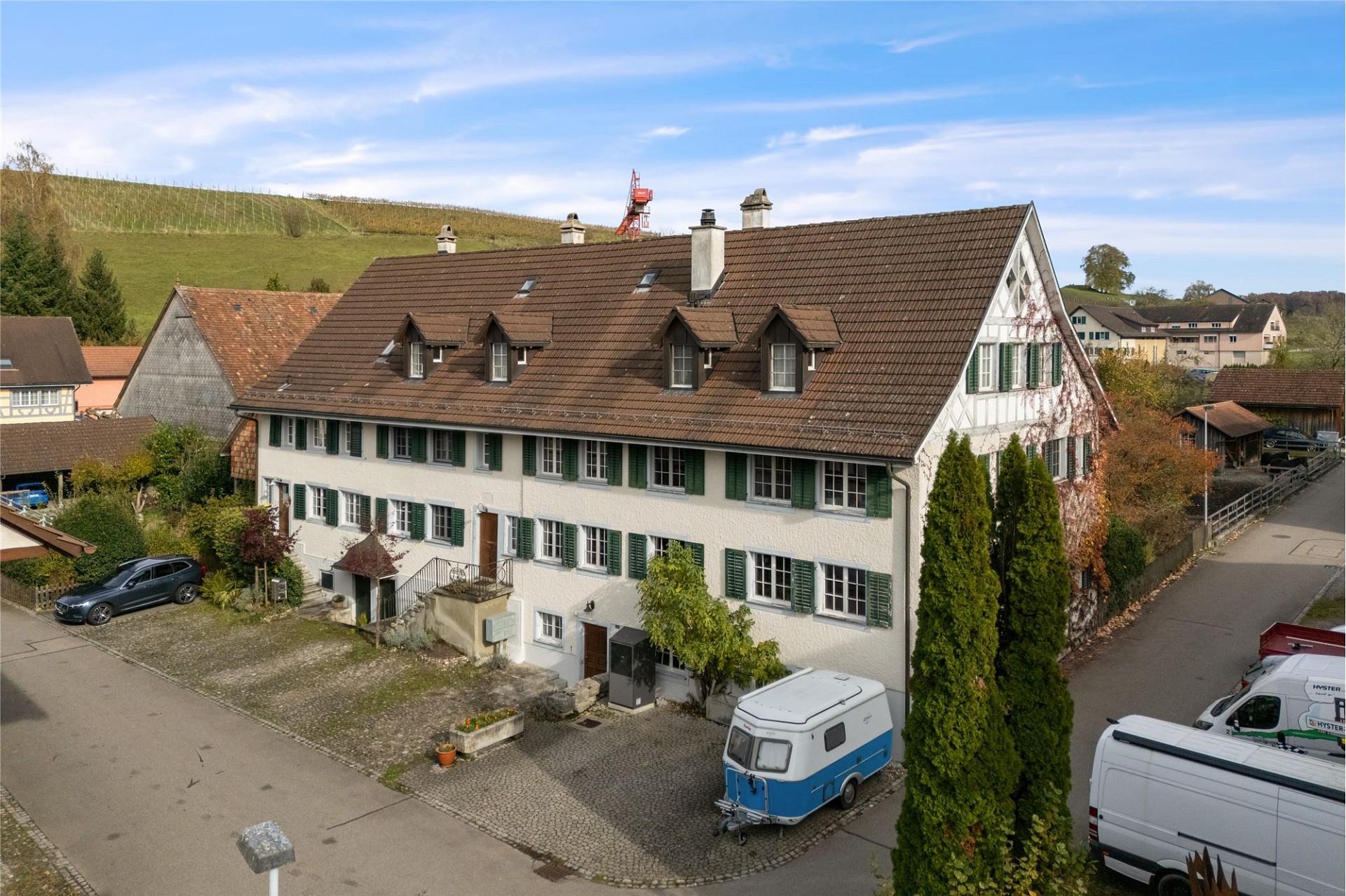 Luftaufnahme eines großen Landhauses mit Satteldach