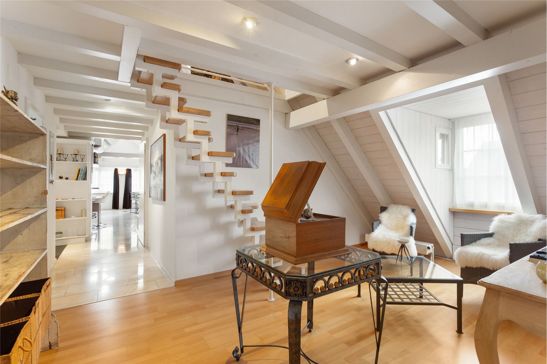 Helles Dachgeschoss-Wohnzimmer mit Galerie und Treppe