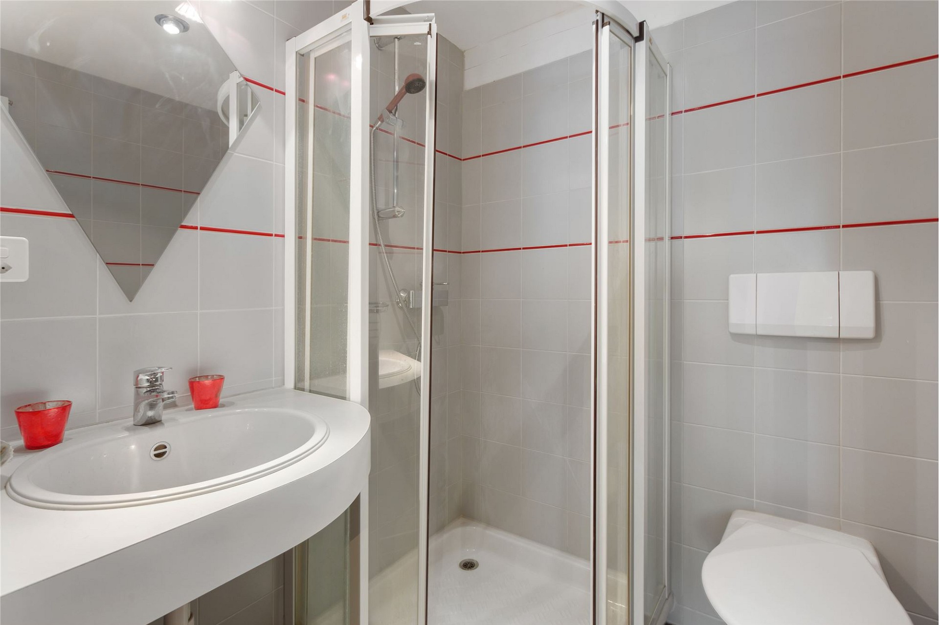 Kleines Badezimmer mit Dusche und Waschtisch