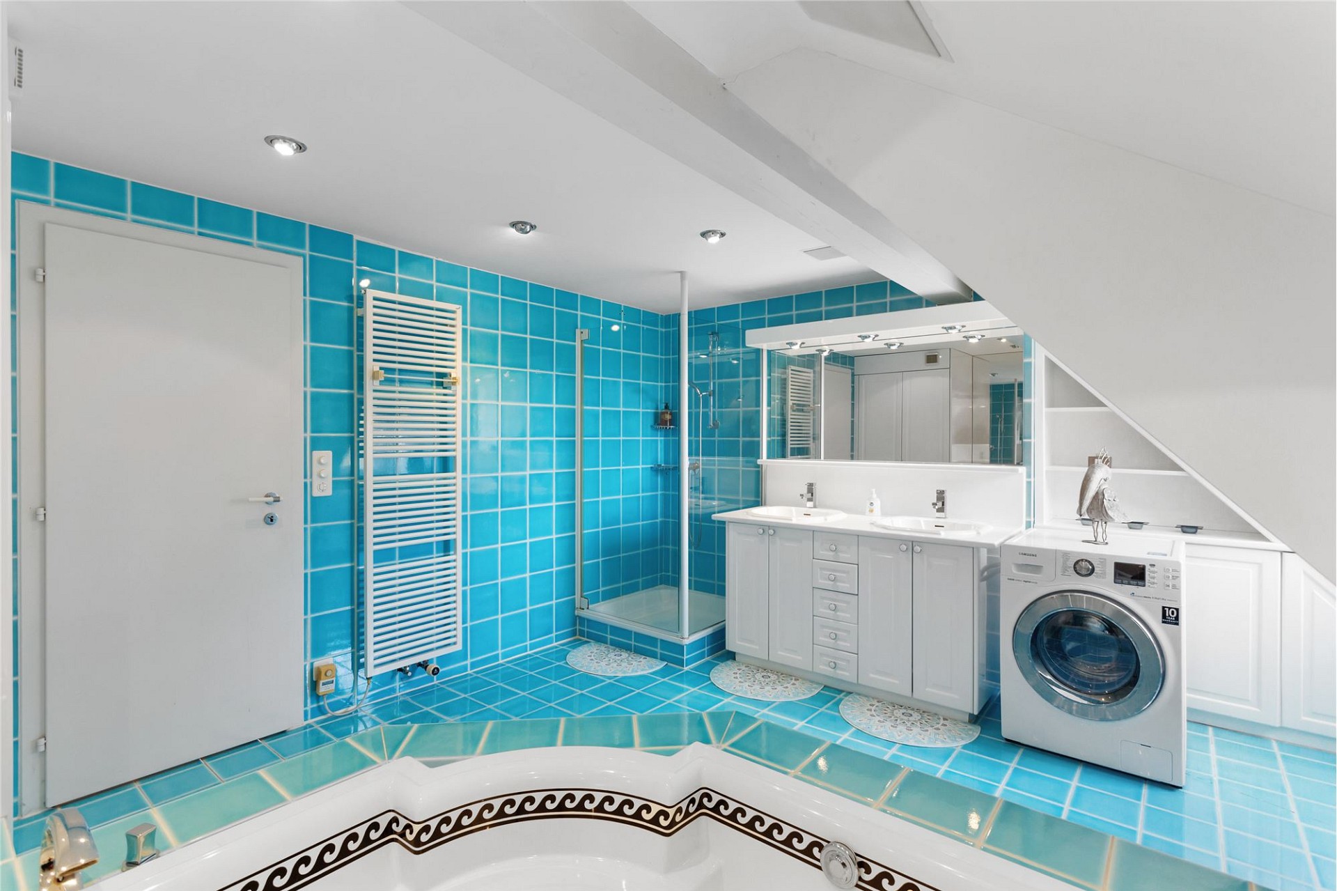 Modernes Badezimmer mit auffälligen türkisfarbenen Fliesen
