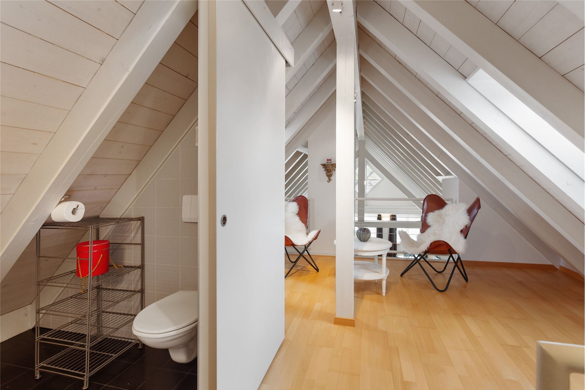 Dachgeschoss mit Gästetoilette und Sitzbereich