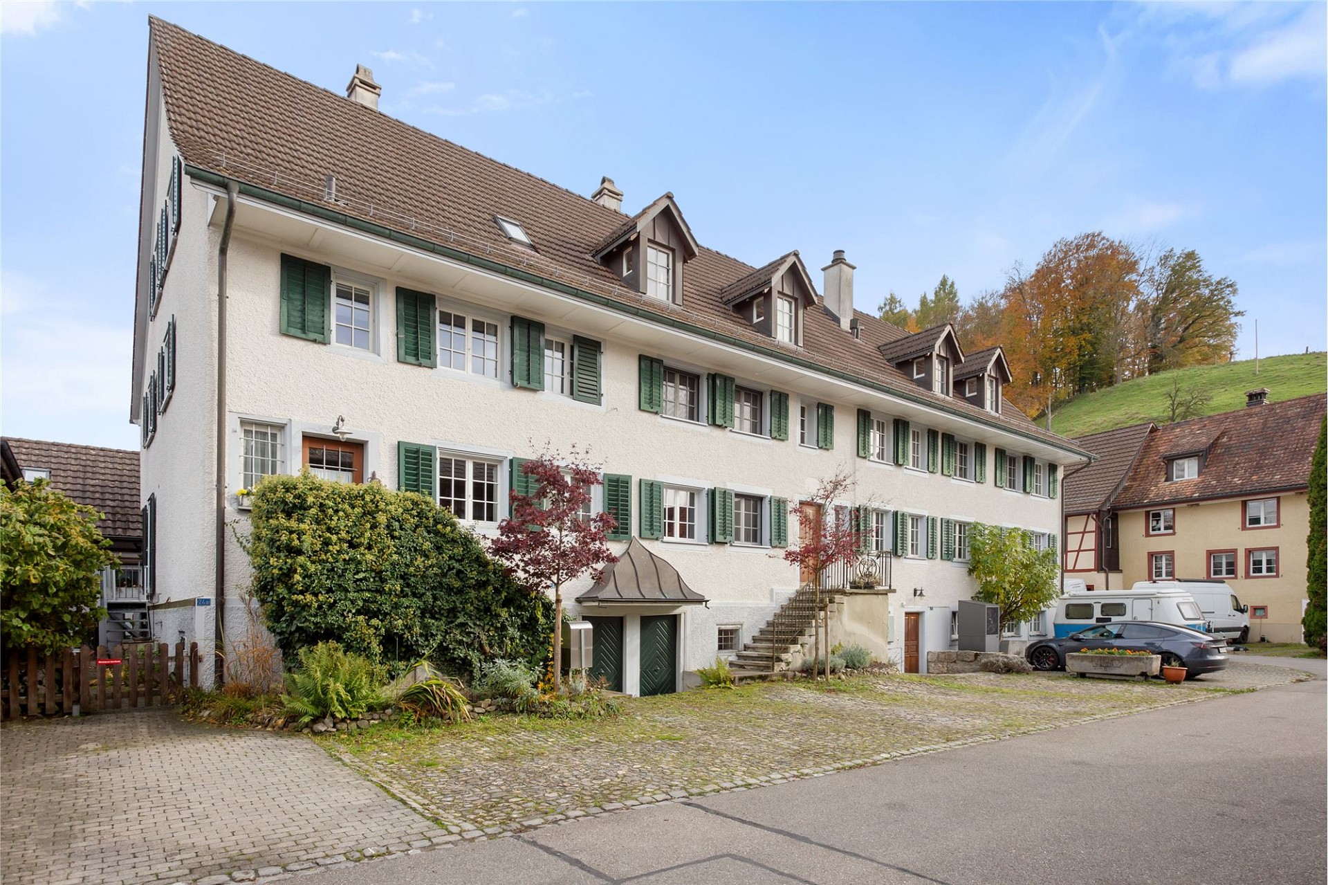Historisches Wohngebäude mit grünen Fensterläden
