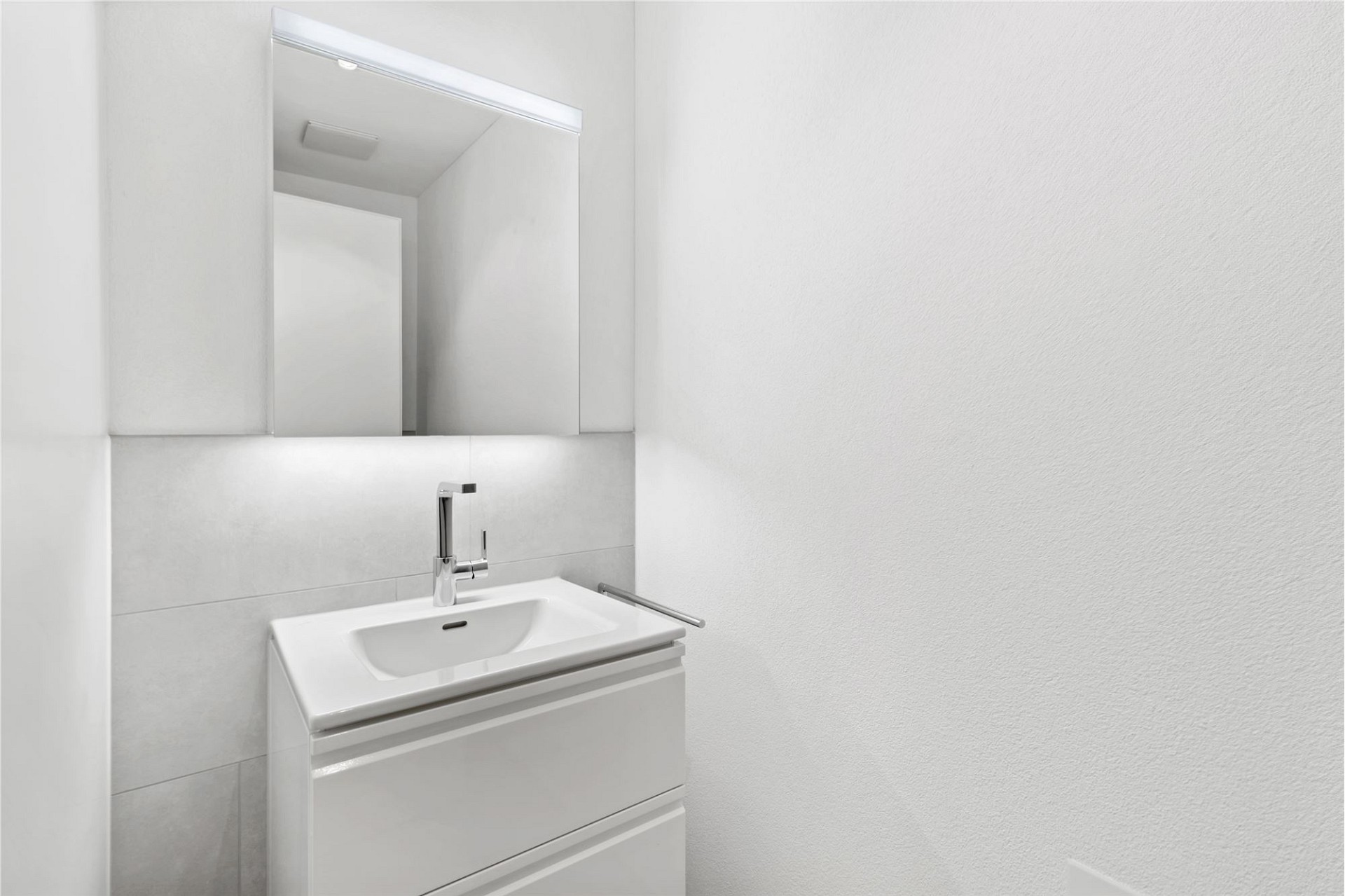 Modernes Gäste-WC mit Waschtisch