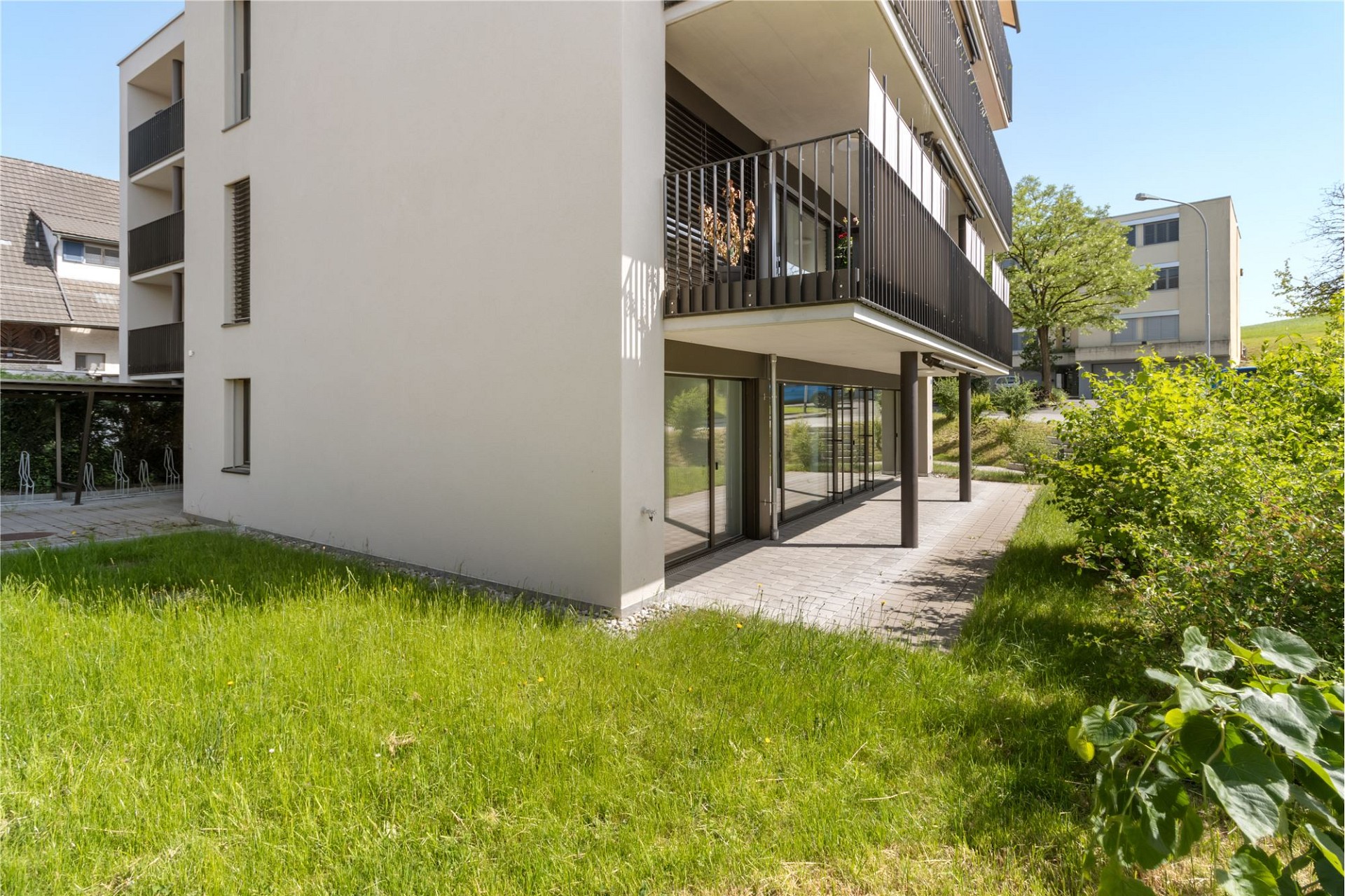 Moderne Wohnanlage mit Garten und Balkonen