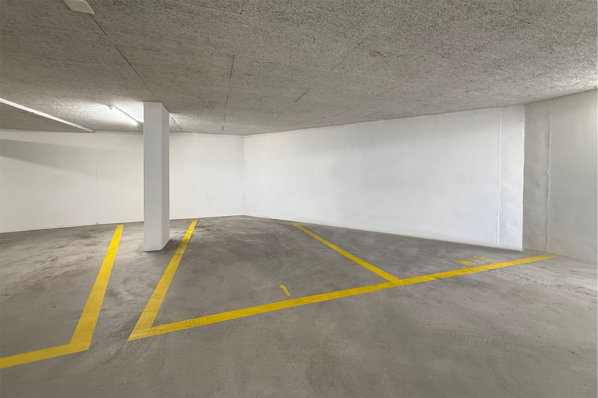 Tiefgarage mit markierten Stellplätzen