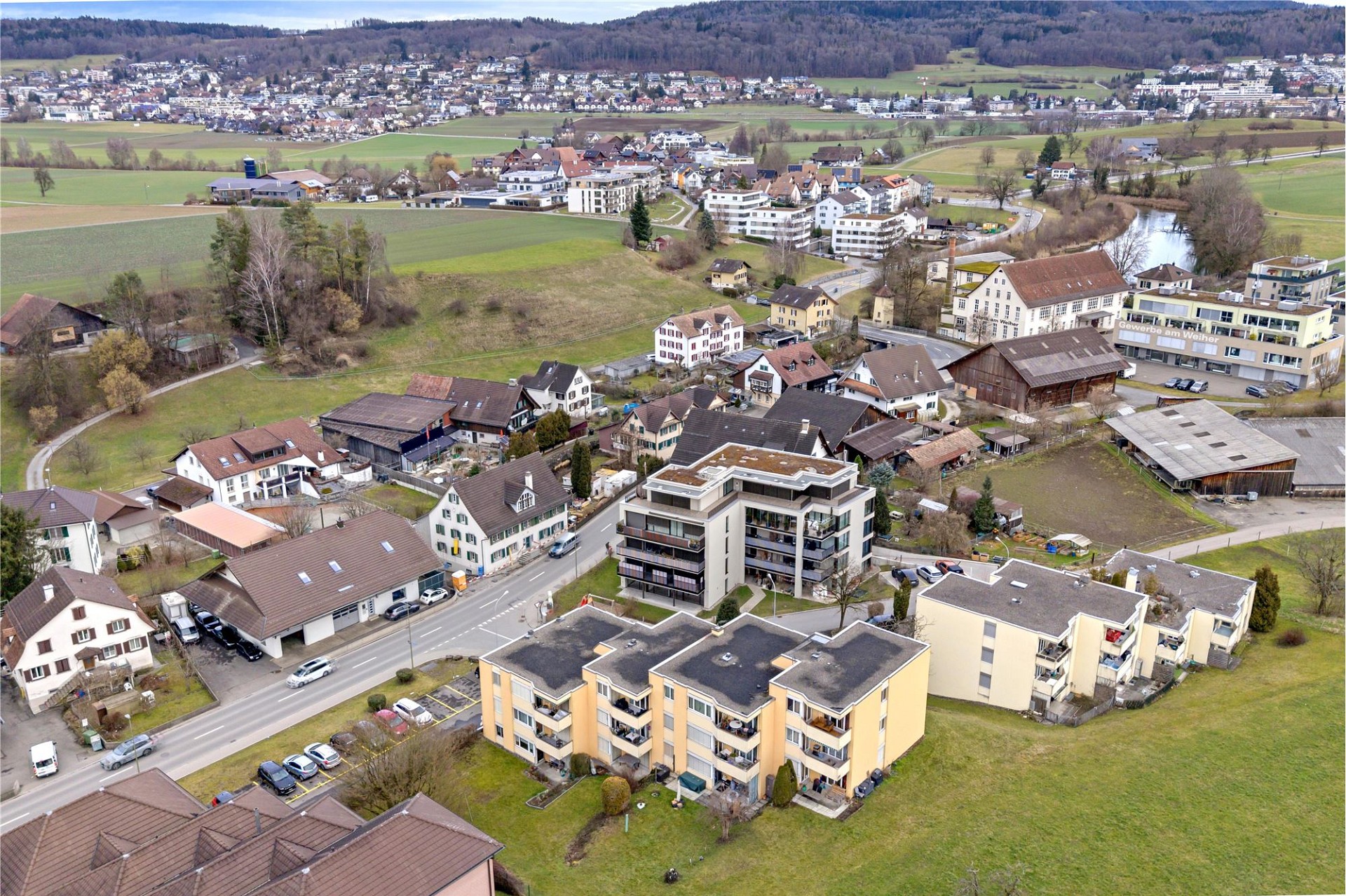 Luftaufnahme eines Wohn- und Gewerbegebiets am Ortsrand