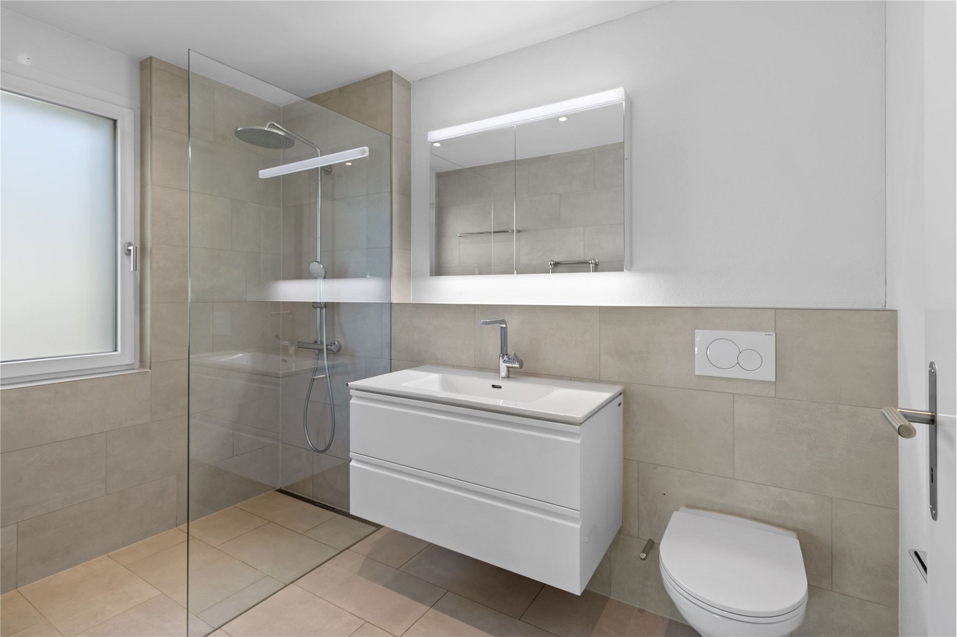 Modernes Badezimmer mit Dusche und wandhängendem WC