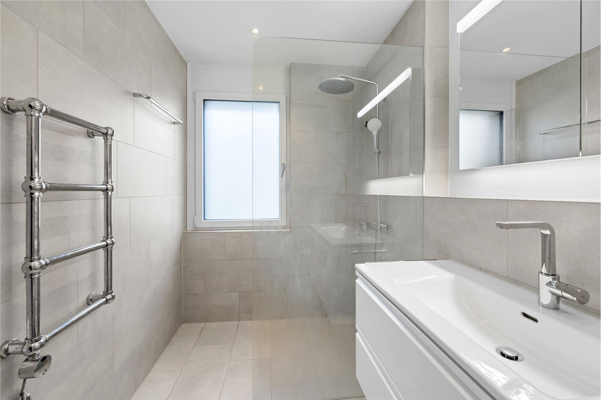 Modernes Badezimmer mit begehbarer Dusche