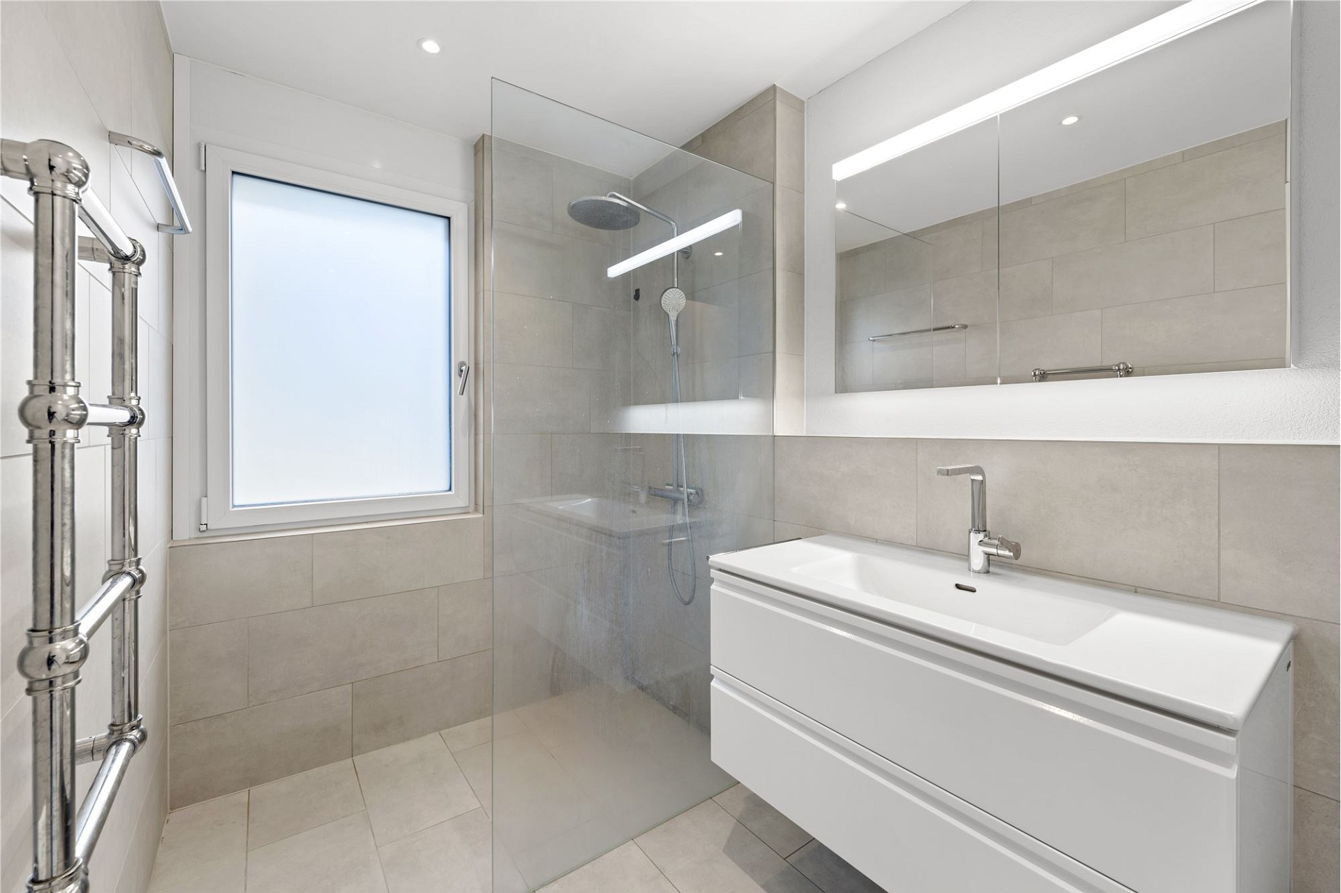 Modernes Badezimmer mit Walk-in-Dusche und Waschtisch