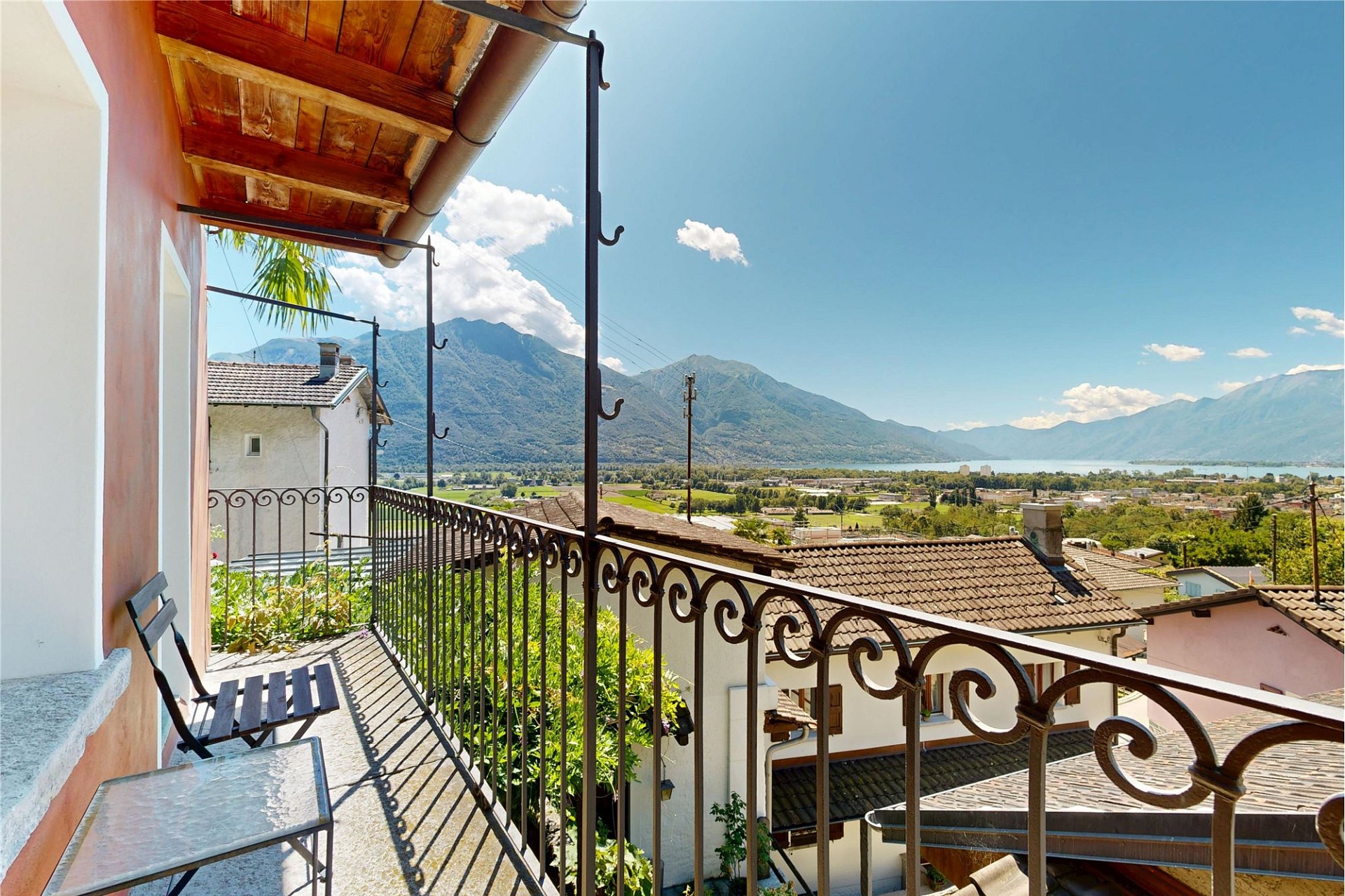 Balkon mit Berg- und Seeblick