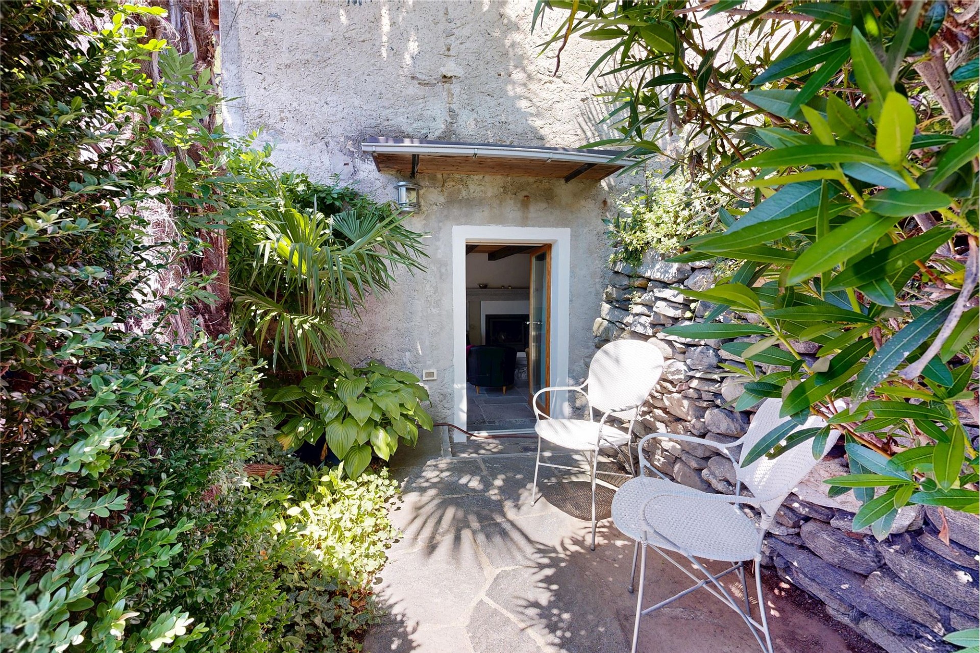 Kleiner mediterraner Gartenbereich mit Sitzplatz
